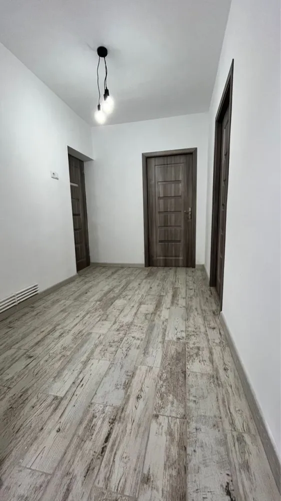 Apartament de vanzare - Agenția Imobiliara BRASADAS vinde apartament cu 3 camere decomandat recent renovat,etaj 4/4 cu acoperiș,înlocuit geamuri termopan , usa de intrare de înaltă siguranță noua, instalatie electrică înlocuită,gresie, faianță totul schimbat nou , beci propriu,mai multe detalii la tel Apartamentul se gaseste in micro 15 aleea oituz , bloc de caramida.
Pentru mai multe oferte accesați www.brasadas.com.