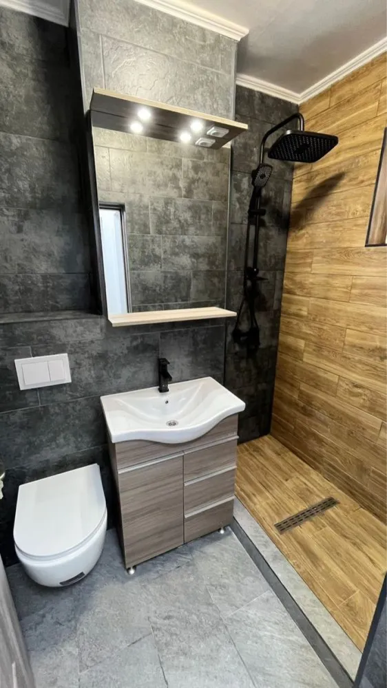 Apartament de vanzare - Agenția Imobiliara BRASADAS vinde apartament cu 3 camere decomandat recent renovat,etaj 4/4 cu acoperiș,înlocuit geamuri termopan , usa de intrare de înaltă siguranță noua, instalatie electrică înlocuită,gresie, faianță totul schimbat nou , beci propriu,mai multe detalii la tel Apartamentul se gaseste in micro 15 aleea oituz , bloc de caramida.
Pentru mai multe oferte accesați www.brasadas.com.