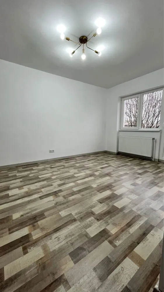 Apartament de vanzare - Agenția Imobiliara BRASADAS vinde apartament cu 3 camere decomandat recent renovat,etaj 4/4 cu acoperiș,înlocuit geamuri termopan , usa de intrare de înaltă siguranță noua, instalatie electrică înlocuită,gresie, faianță totul schimbat nou , beci propriu,mai multe detalii la tel Apartamentul se gaseste in micro 15 aleea oituz , bloc de caramida.
Pentru mai multe oferte accesați www.brasadas.com.