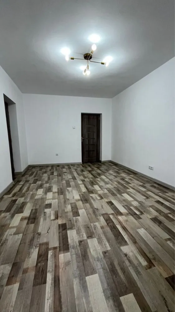 Apartament de vanzare - Agenția Imobiliara BRASADAS vinde apartament cu 3 camere decomandat recent renovat,etaj 4/4 cu acoperiș,înlocuit geamuri termopan , usa de intrare de înaltă siguranță noua, instalatie electrică înlocuită,gresie, faianță totul schimbat nou , beci propriu,mai multe detalii la tel Apartamentul se gaseste in micro 15 aleea oituz , bloc de caramida.
Pentru mai multe oferte accesați www.brasadas.com.