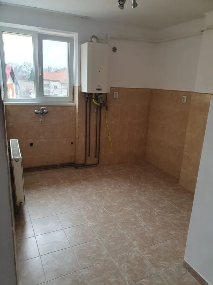 BRASADAS vinde ap 2 cam 38mp etaj 3/3 Lucaciu - Agenția imobiliara BRASADAS vinde apartament cu 2 camere semidecomandat situat pe strada Vasile Lucaciu 
2 camere, bucătărie, baie.
Bloc de caramida, termopane, gresie, microcentrala defectă.
Pentru mai multe oferte accesați www.brasadas.com.