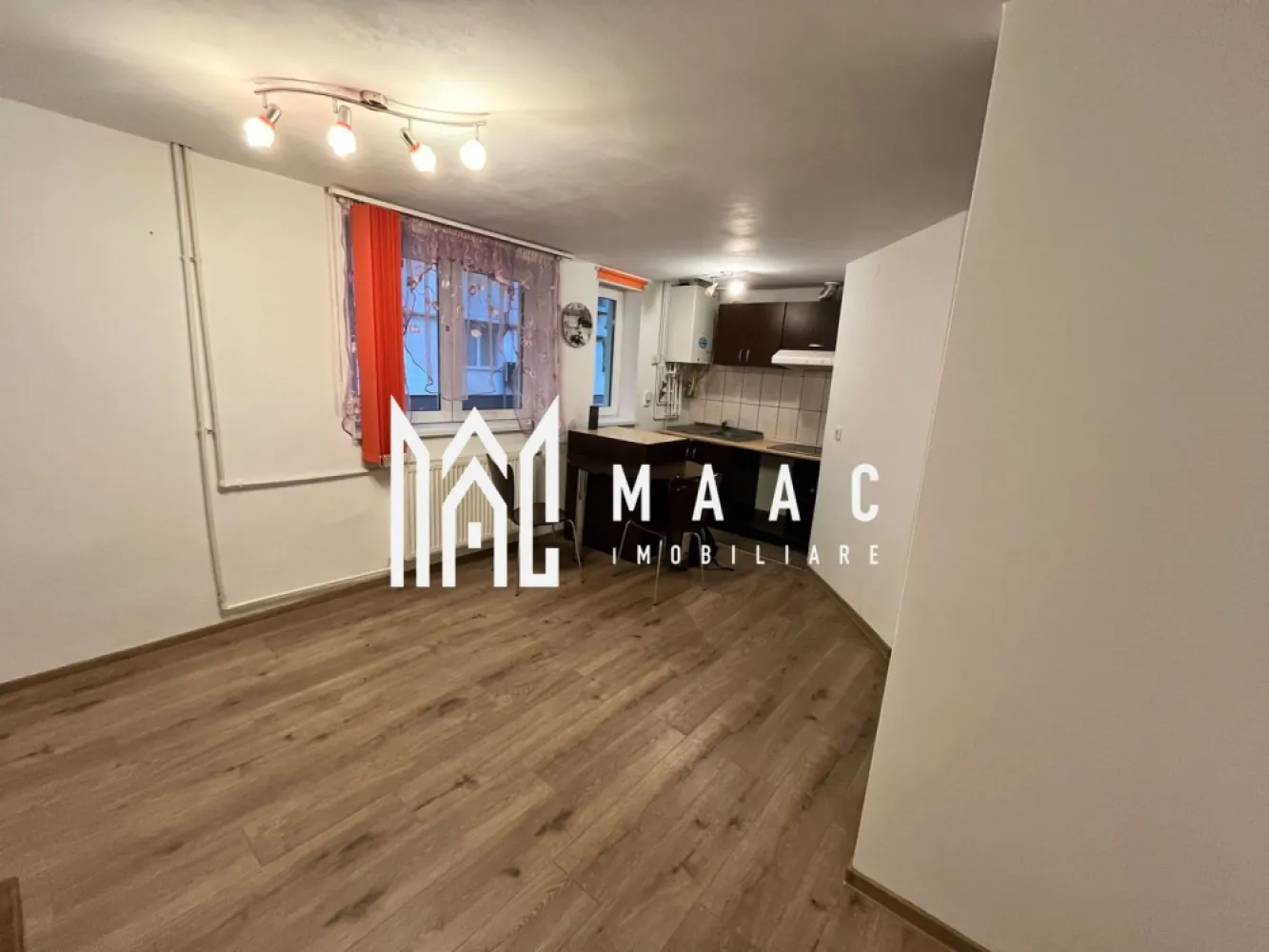 BLACK FRIDAY - Apartament 2 camere | 39 MPU | Broscarie - BLACK FRIDAY - Profită de cea mai bună perioadă din an pentru a deveni proprietar! Reducere de 1,500 euro Pret vechi - 59,990 euro Pret promotional - 58,490 euro MAAC Imobiliare vă propune spre vânzare un apartament modern pe doua nivele, situat in zona Broscarie. Caracteristici proprietate: Compartimentare: Living cu bucătărie open space Dormitor cu baie proprie Baie separată pentru oaspeți Stare: Se vinde complet mobilat și utilat, gata de locuit. Avantaje: Poziționare excelentă, cu acces facil la mijloace de transport, magazine și alte facilități. Confort și intimitate: Dormitorul beneficiază de baie proprie, oferind un plus de confort. Pentru mai multe detalii și pentru programarea unei vizionări, vă rugăm să specificați ID-ul anunțului: CP2199153