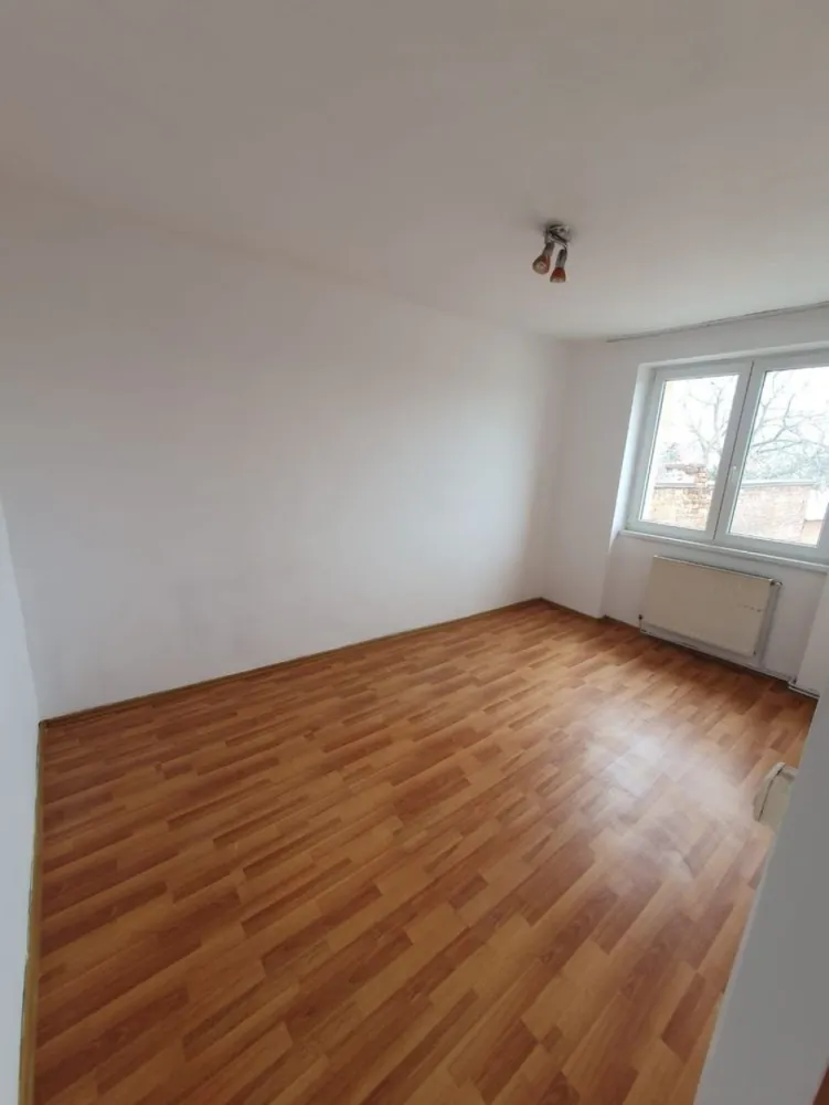 BRASADAS vinde ap 2 cam 38mp etaj 3/3 Lucaciu - Agenția imobiliara BRASADAS vinde apartament cu 2 camere semidecomandat situat pe strada Vasile Lucaciu 
2 camere, bucătărie, baie.
Bloc de caramida, termopane, gresie, microcentrala defectă.
Pentru mai multe oferte accesați www.brasadas.com.