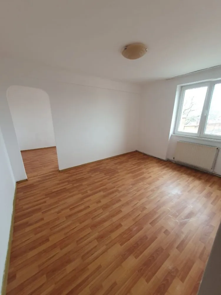 BRASADAS vinde ap 2 cam 38mp etaj 3/3 Lucaciu - Agenția imobiliara BRASADAS vinde apartament cu 2 camere semidecomandat situat pe strada Vasile Lucaciu 
2 camere, bucătărie, baie.
Bloc de caramida, termopane, gresie, microcentrala defectă.
Pentru mai multe oferte accesați www.brasadas.com.