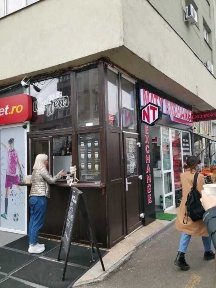 Inchiriez spatiu comercial Stefan cel Mare gura de Metrou vis-a-vis Club Dinamo - Inchiriez spatiu comercial de 35 mp utili, este situat la gura de metrou Stefan cel Mare, vis-a-vis de clubul Dinamo, colt Aurel Vlaicu cu Stefan cel Mare, vad exceptional, pretabil pentru magazin sport, haine sau pantofi, florarie, . Pretul este negociabil.