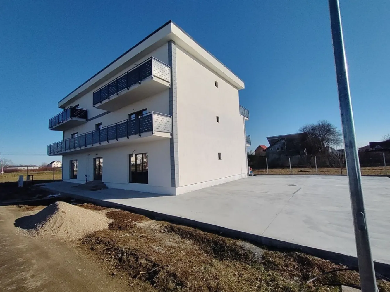 BRASADAS vinde ap 2 cam PARTER zona Odoreului. - Agenția imobiliara BRASADAS vinde apartamente cu 1 sau cu 3:camere...in suprafață de 35 și 70 mp...loc de parcare inclus,racordat la utilități!Apartamente cu 1 camera la preț de 40 mi Eur,apart cu 3 camere la 72 mi Eur....Fiecare apartament are balcon fata -spate!