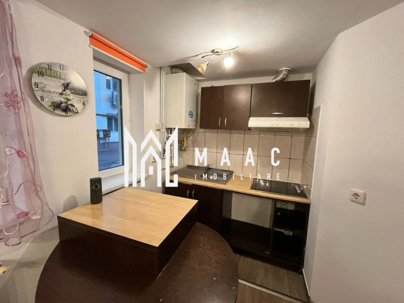 BLACK FRIDAY - Apartament 2 camere | 39 MPU | Broscarie - BLACK FRIDAY - Profită de cea mai bună perioadă din an pentru a deveni proprietar! Reducere de 1,500 euro Pret vechi - 59,990 euro Pret promotional - 58,490 euro MAAC Imobiliare vă propune spre vânzare un apartament modern pe doua nivele, situat in zona Broscarie. Caracteristici proprietate: Compartimentare: Living cu bucătărie open space Dormitor cu baie proprie Baie separată pentru oaspeți Stare: Se vinde complet mobilat și utilat, gata de locuit. Avantaje: Poziționare excelentă, cu acces facil la mijloace de transport, magazine și alte facilități. Confort și intimitate: Dormitorul beneficiază de baie proprie, oferind un plus de confort. Pentru mai multe detalii și pentru programarea unei vizionări, vă rugăm să specificați ID-ul anunțului: CP2199153