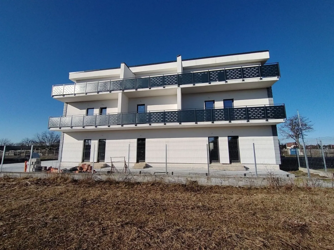 BRASADAS vinde ap 2 cam PARTER zona Odoreului. - Agenția imobiliara BRASADAS vinde apartamente cu 1 sau cu 3:camere...in suprafață de 35 și 70 mp...loc de parcare inclus,racordat la utilități!Apartamente cu 1 camera la preț de 40 mi Eur,apart cu 3 camere la 72 mi Eur....Fiecare apartament are balcon fata -spate!
