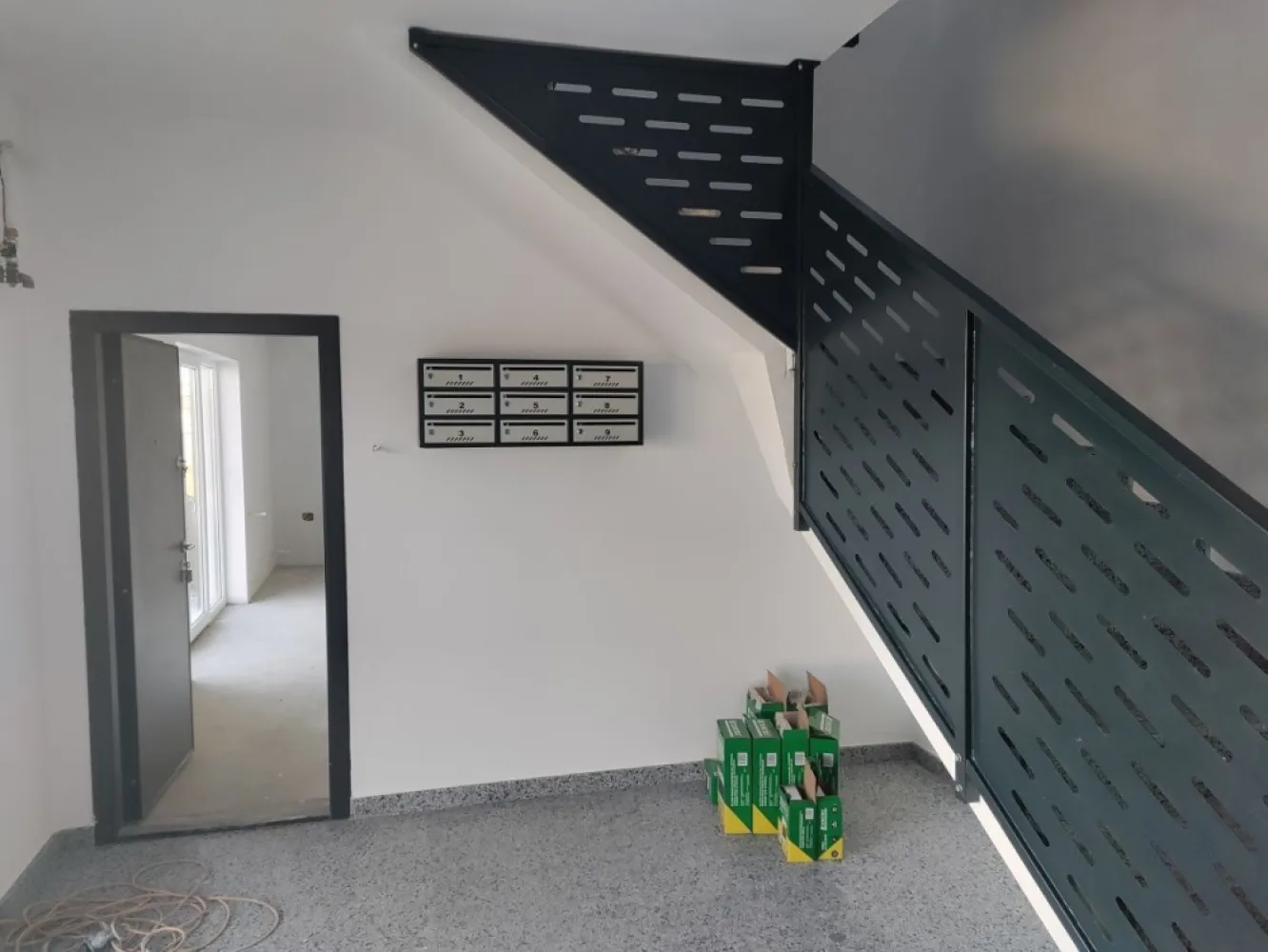 BRASADAS vinde ap 2 cam PARTER zona Odoreului. - Agenția imobiliara BRASADAS vinde apartamente cu 1 sau cu 3:camere...in suprafață de 35 și 70 mp...loc de parcare inclus,racordat la utilități!Apartamente cu 1 camera la preț de 40 mi Eur,apart cu 3 camere la 72 mi Eur....Fiecare apartament are balcon fata -spate!