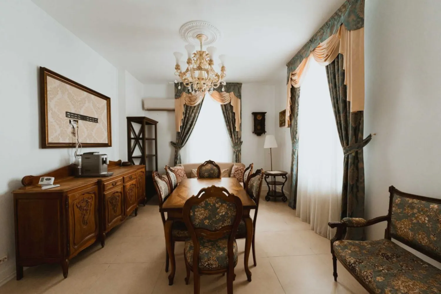 Ag BRASADAS închiriază ap 4 cam et 2 Calea Victoriei. - Direct Proprietar inchiriez apartament elegant pe Calea Victoriei – un spațiu deosebit cu istorie și confort modern
Căutați un apartament spațios, elegant și cu un aer aparte, situat într-o zonă istorică de prestigiu? Acest apartament de 3 camere (87 m2) + o cameră mansardată cu baie proprie este alegerea ideală pentru cei care apreciază stilul clasic și confortul modern.
Caracteristici ale apartamentului:
2 dormitoare generoase, fiecare dotat cu un pat king-size (180x200 cm), pentru un somn odihnitor.
Living spațios, mobilat cu o canapea extensibilă confortabilă.
Bucătărie complet echipată, cu electrocasnice moderne, inclusiv mașină de spălat vase și mașină de spălat rufe.
2 băi elegante, pentru un plus de confort.
Dressing dedicat, oferind spațiu generos pentru depozitare.
Cameră mansardată cu baie proprie, un spațiu intim și cochet, perfect pentru oaspeți sau birou.
Încălzire prin centrală proprie, asigurând un climat plăcut în orice anotimp.
Tavane înalte (3,60 m), ce conferă senzația de spațiu aerisit și elegant.
O locație cu personalitate și istorie
Apartamentul este situat într-o clădire istorică de pe Calea Victoriei, datând din secolul XIX, la doar câțiva pași de Palatul Ghica. Un loc încărcat de farmecul Bucureștiului de altădată, dar cu toate facilitățile moderne la îndemână.
Un stil autentic, un aer nobil
Mobilierul din lemn masiv și designul clasic conferă apartamentului un rafinament aparte, făcându-l perfect pentru cei care își doresc un cămin primitor, elegant și plin de caracter.
Notă: Apartamentul este oferit fără televizoare, dar putem discuta această opțiune dacă este necesar.
Disponibil pentru închiriere pe termen mediu și lung
Dacă acest apartament vi se potrivește, vă invităm să ne contactați pentru mai multe detalii sau pentru o vizionare!
Cladirea a fost consolidata dupa cutremurul din 77. De asemenea a fost expertizata dupa anii 90 si incadrata in clasa de urgenta U3.
Apartamentul este disponibil incepand cu 1 mai 2025
Pret: 1300 euro/luna