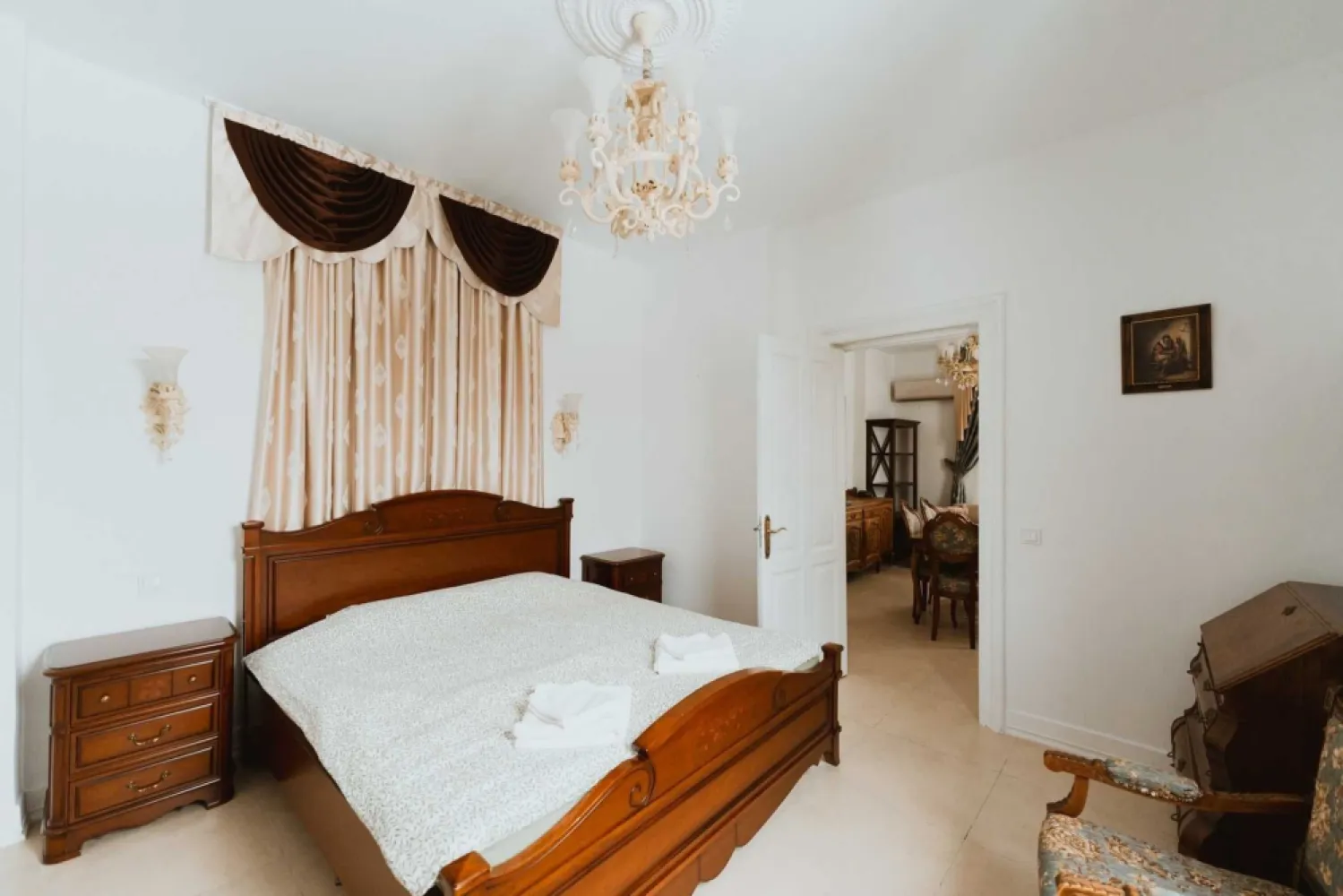Ag BRASADAS închiriază ap 4 cam et 2 Calea Victoriei. - Direct Proprietar inchiriez apartament elegant pe Calea Victoriei – un spațiu deosebit cu istorie și confort modern
Căutați un apartament spațios, elegant și cu un aer aparte, situat într-o zonă istorică de prestigiu? Acest apartament de 3 camere (87 m2) + o cameră mansardată cu baie proprie este alegerea ideală pentru cei care apreciază stilul clasic și confortul modern.
Caracteristici ale apartamentului:
2 dormitoare generoase, fiecare dotat cu un pat king-size (180x200 cm), pentru un somn odihnitor.
Living spațios, mobilat cu o canapea extensibilă confortabilă.
Bucătărie complet echipată, cu electrocasnice moderne, inclusiv mașină de spălat vase și mașină de spălat rufe.
2 băi elegante, pentru un plus de confort.
Dressing dedicat, oferind spațiu generos pentru depozitare.
Cameră mansardată cu baie proprie, un spațiu intim și cochet, perfect pentru oaspeți sau birou.
Încălzire prin centrală proprie, asigurând un climat plăcut în orice anotimp.
Tavane înalte (3,60 m), ce conferă senzația de spațiu aerisit și elegant.
O locație cu personalitate și istorie
Apartamentul este situat într-o clădire istorică de pe Calea Victoriei, datând din secolul XIX, la doar câțiva pași de Palatul Ghica. Un loc încărcat de farmecul Bucureștiului de altădată, dar cu toate facilitățile moderne la îndemână.
Un stil autentic, un aer nobil
Mobilierul din lemn masiv și designul clasic conferă apartamentului un rafinament aparte, făcându-l perfect pentru cei care își doresc un cămin primitor, elegant și plin de caracter.
Notă: Apartamentul este oferit fără televizoare, dar putem discuta această opțiune dacă este necesar.
Disponibil pentru închiriere pe termen mediu și lung
Dacă acest apartament vi se potrivește, vă invităm să ne contactați pentru mai multe detalii sau pentru o vizionare!
Cladirea a fost consolidata dupa cutremurul din 77. De asemenea a fost expertizata dupa anii 90 si incadrata in clasa de urgenta U3.
Apartamentul este disponibil incepand cu 1 mai 2025
Pret: 1300 euro/luna