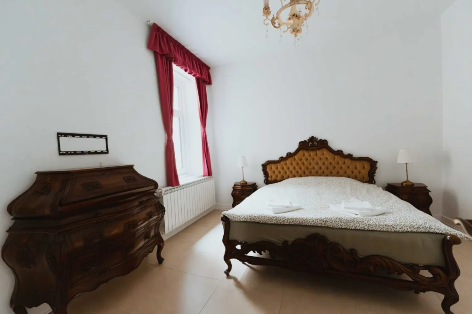 Ag BRASADAS închiriază ap 4 cam et 2 Calea Victoriei. - Direct Proprietar inchiriez apartament elegant pe Calea Victoriei – un spațiu deosebit cu istorie și confort modern
Căutați un apartament spațios, elegant și cu un aer aparte, situat într-o zonă istorică de prestigiu? Acest apartament de 3 camere (87 m2) + o cameră mansardată cu baie proprie este alegerea ideală pentru cei care apreciază stilul clasic și confortul modern.
Caracteristici ale apartamentului:
2 dormitoare generoase, fiecare dotat cu un pat king-size (180x200 cm), pentru un somn odihnitor.
Living spațios, mobilat cu o canapea extensibilă confortabilă.
Bucătărie complet echipată, cu electrocasnice moderne, inclusiv mașină de spălat vase și mașină de spălat rufe.
2 băi elegante, pentru un plus de confort.
Dressing dedicat, oferind spațiu generos pentru depozitare.
Cameră mansardată cu baie proprie, un spațiu intim și cochet, perfect pentru oaspeți sau birou.
Încălzire prin centrală proprie, asigurând un climat plăcut în orice anotimp.
Tavane înalte (3,60 m), ce conferă senzația de spațiu aerisit și elegant.
O locație cu personalitate și istorie
Apartamentul este situat într-o clădire istorică de pe Calea Victoriei, datând din secolul XIX, la doar câțiva pași de Palatul Ghica. Un loc încărcat de farmecul Bucureștiului de altădată, dar cu toate facilitățile moderne la îndemână.
Un stil autentic, un aer nobil
Mobilierul din lemn masiv și designul clasic conferă apartamentului un rafinament aparte, făcându-l perfect pentru cei care își doresc un cămin primitor, elegant și plin de caracter.
Notă: Apartamentul este oferit fără televizoare, dar putem discuta această opțiune dacă este necesar.
Disponibil pentru închiriere pe termen mediu și lung
Dacă acest apartament vi se potrivește, vă invităm să ne contactați pentru mai multe detalii sau pentru o vizionare!
Cladirea a fost consolidata dupa cutremurul din 77. De asemenea a fost expertizata dupa anii 90 si incadrata in clasa de urgenta U3.
Apartamentul este disponibil incepand cu 1 mai 2025
Pret: 1300 euro/luna