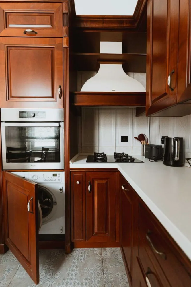 Ag BRASADAS închiriază ap 4 cam et 2 Calea Victoriei. - Direct Proprietar inchiriez apartament elegant pe Calea Victoriei – un spațiu deosebit cu istorie și confort modern
Căutați un apartament spațios, elegant și cu un aer aparte, situat într-o zonă istorică de prestigiu? Acest apartament de 3 camere (87 m2) + o cameră mansardată cu baie proprie este alegerea ideală pentru cei care apreciază stilul clasic și confortul modern.
Caracteristici ale apartamentului:
2 dormitoare generoase, fiecare dotat cu un pat king-size (180x200 cm), pentru un somn odihnitor.
Living spațios, mobilat cu o canapea extensibilă confortabilă.
Bucătărie complet echipată, cu electrocasnice moderne, inclusiv mașină de spălat vase și mașină de spălat rufe.
2 băi elegante, pentru un plus de confort.
Dressing dedicat, oferind spațiu generos pentru depozitare.
Cameră mansardată cu baie proprie, un spațiu intim și cochet, perfect pentru oaspeți sau birou.
Încălzire prin centrală proprie, asigurând un climat plăcut în orice anotimp.
Tavane înalte (3,60 m), ce conferă senzația de spațiu aerisit și elegant.
O locație cu personalitate și istorie
Apartamentul este situat într-o clădire istorică de pe Calea Victoriei, datând din secolul XIX, la doar câțiva pași de Palatul Ghica. Un loc încărcat de farmecul Bucureștiului de altădată, dar cu toate facilitățile moderne la îndemână.
Un stil autentic, un aer nobil
Mobilierul din lemn masiv și designul clasic conferă apartamentului un rafinament aparte, făcându-l perfect pentru cei care își doresc un cămin primitor, elegant și plin de caracter.
Notă: Apartamentul este oferit fără televizoare, dar putem discuta această opțiune dacă este necesar.
Disponibil pentru închiriere pe termen mediu și lung
Dacă acest apartament vi se potrivește, vă invităm să ne contactați pentru mai multe detalii sau pentru o vizionare!
Cladirea a fost consolidata dupa cutremurul din 77. De asemenea a fost expertizata dupa anii 90 si incadrata in clasa de urgenta U3.
Apartamentul este disponibil incepand cu 1 mai 2025
Pret: 1300 euro/luna
