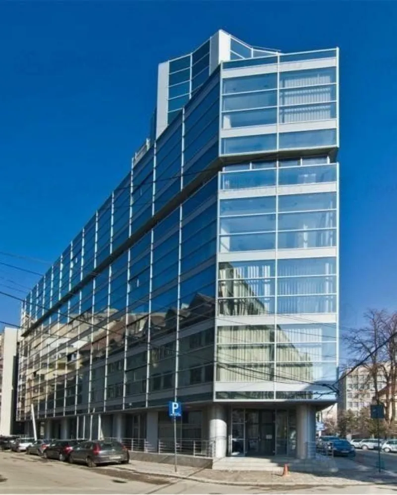 UNIVERSITATE BIROU 213 MP -730 MP - Proprietar oferim spre inchiriere urmatoarele spatii de birouri in zona ultracentrala, Universitate. 

Suprafata disponibila cuprinsa intre 343 - 730 mp - etajul 2 al cladirii. 

Pretabil pentru amenajare birouri.

Chiria: 10.50euro+TVA / mp 
SC: 3.8 euro + TVA /mp
Garantie: 2 luni de chirie si SC + TVA

Suprafata disponibila de 213 mp situata la etajul 4 al cladirii:

Chirie 10.50 euro+ TVA/mp
SC 3.8 euro + TVA/mp

Utilitatile se refactureaza in regim pro-rata, iar electricitatea se calculeaza consum propriu + pro-rata din spatiile comune si echipamente. 

Sunt disponibile locuri de parcare subteran la pretul de 120 euro+TVA/loc/luna.

Amplasamentul beneficiaza de o accesibilitate excelenta, atat cu automobilul, cat si cu mijloacele de transport in comun, metroul fiiind la 2 minute de mers.

Pentru detalii va stam la dispozitie la nr de telefon: