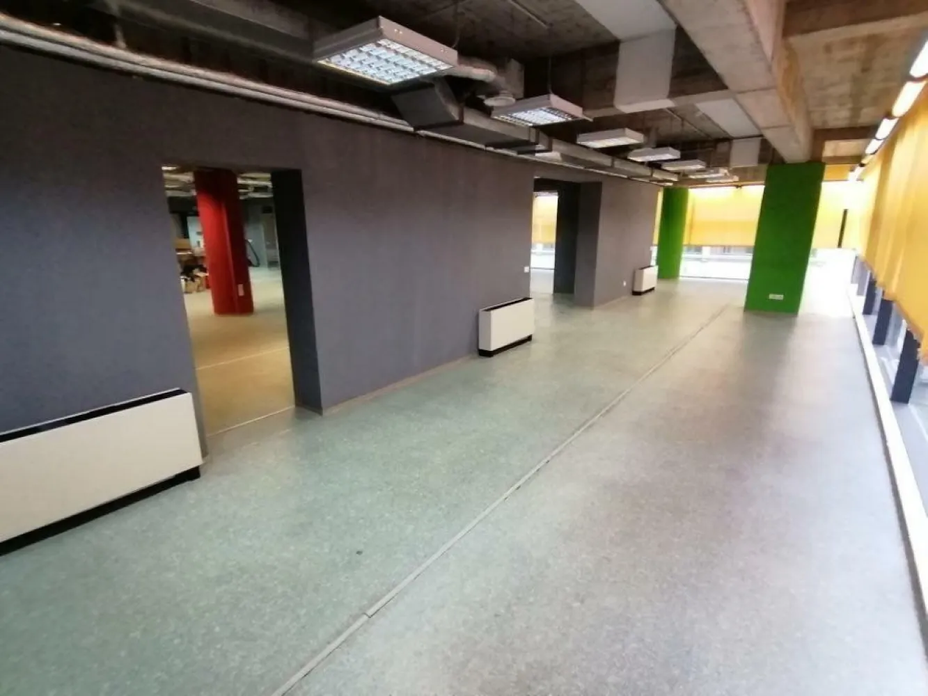 UNIVERSITATE BIROU 213 MP -730 MP - Proprietar oferim spre inchiriere urmatoarele spatii de birouri in zona ultracentrala, Universitate. 

Suprafata disponibila cuprinsa intre 343 - 730 mp - etajul 2 al cladirii. 

Pretabil pentru amenajare birouri.

Chiria: 10.50euro+TVA / mp 
SC: 3.8 euro + TVA /mp
Garantie: 2 luni de chirie si SC + TVA

Suprafata disponibila de 213 mp situata la etajul 4 al cladirii:

Chirie 10.50 euro+ TVA/mp
SC 3.8 euro + TVA/mp

Utilitatile se refactureaza in regim pro-rata, iar electricitatea se calculeaza consum propriu + pro-rata din spatiile comune si echipamente. 

Sunt disponibile locuri de parcare subteran la pretul de 120 euro+TVA/loc/luna.

Amplasamentul beneficiaza de o accesibilitate excelenta, atat cu automobilul, cat si cu mijloacele de transport in comun, metroul fiiind la 2 minute de mers.

Pentru detalii va stam la dispozitie la nr de telefon: