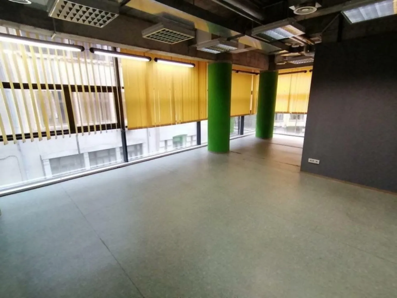 UNIVERSITATE BIROU 213 MP -730 MP - Proprietar oferim spre inchiriere urmatoarele spatii de birouri in zona ultracentrala, Universitate. 

Suprafata disponibila cuprinsa intre 343 - 730 mp - etajul 2 al cladirii. 

Pretabil pentru amenajare birouri.

Chiria: 10.50euro+TVA / mp 
SC: 3.8 euro + TVA /mp
Garantie: 2 luni de chirie si SC + TVA

Suprafata disponibila de 213 mp situata la etajul 4 al cladirii:

Chirie 10.50 euro+ TVA/mp
SC 3.8 euro + TVA/mp

Utilitatile se refactureaza in regim pro-rata, iar electricitatea se calculeaza consum propriu + pro-rata din spatiile comune si echipamente. 

Sunt disponibile locuri de parcare subteran la pretul de 120 euro+TVA/loc/luna.

Amplasamentul beneficiaza de o accesibilitate excelenta, atat cu automobilul, cat si cu mijloacele de transport in comun, metroul fiiind la 2 minute de mers.

Pentru detalii va stam la dispozitie la nr de telefon: