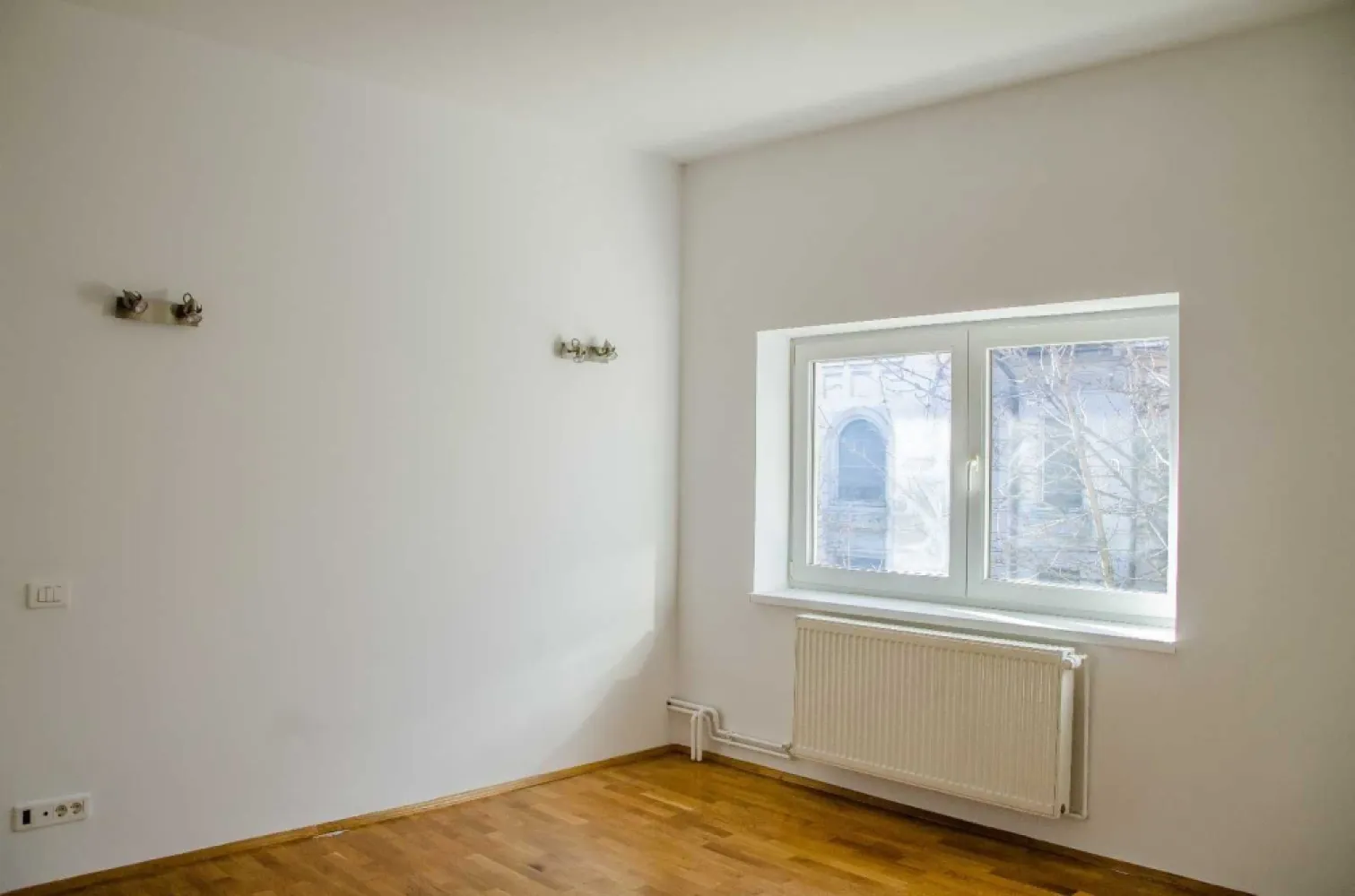 Inchiriere duplex Kiseleff, vila, et 1+mansarda, 160mp, 2800 euro/luna - Inchiriere duplex vila, Aviatorilor, adecvat birouri/locuinta, suprafata utila 160 mp, 6 camere, 3 bai, 1 bucatarie; et 1 - suprafata utila 100 mp, 5 camere, 2 bai, 1 bucatarie; mansarda - suprafata utila 60 mp, 1 camera mare, o baie; bucatarie si bai utilate complet, igienizat si zugravit complet, intrare separata, locuri de parcare, 2800 euro/luna negociabil, tel.07******42 Eliema Invest
