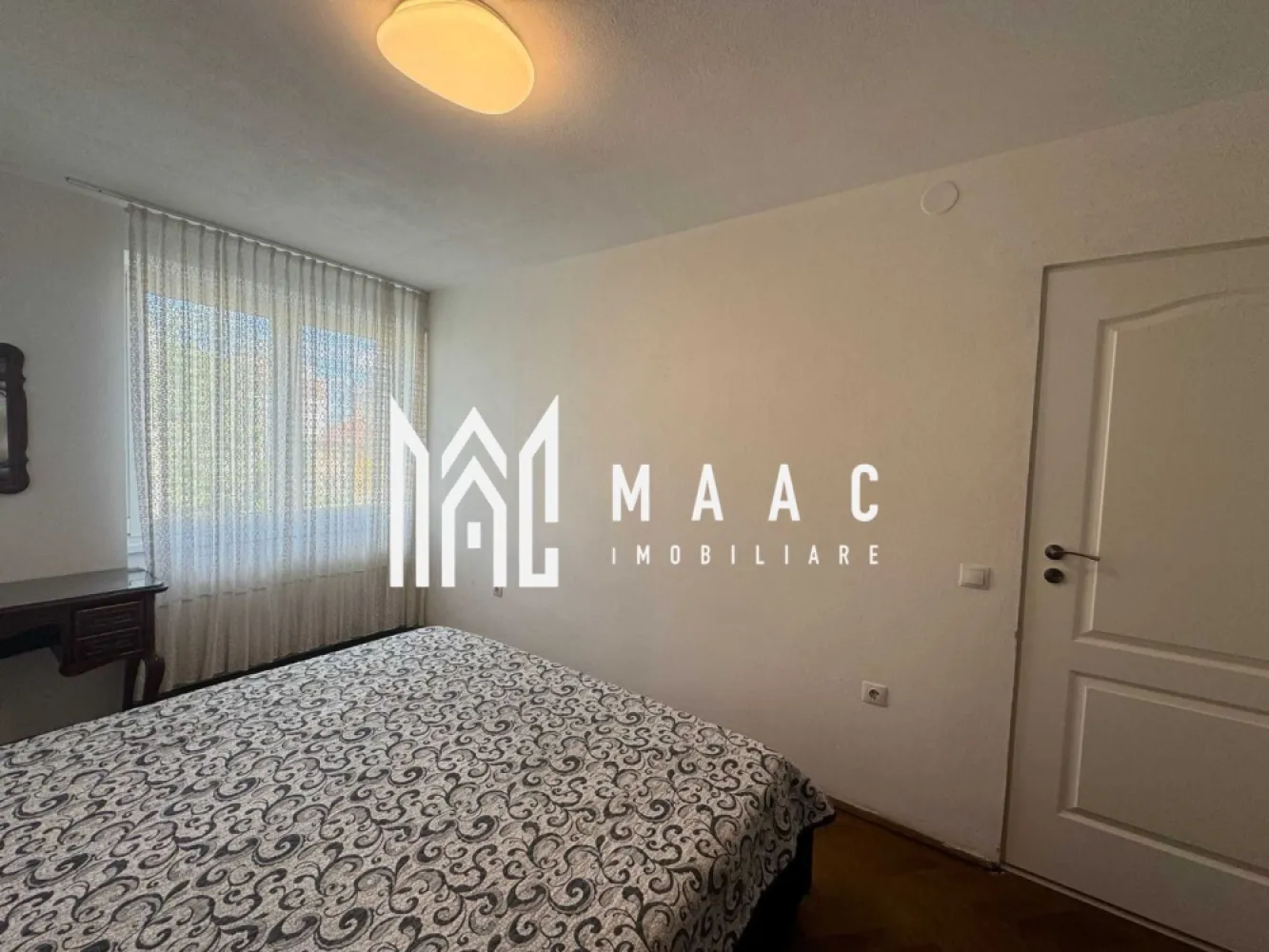 Apartament 2 camere | Etaj 2 | 54 MPU | Terezian - MAAC Imobiliare va prezinta un apartament cu 2 camere, decomandat situat in Terezian la etajul 2 complet renovat.

Caracteristici: 
Etaj: 2 din 4
Tip bloc: izolat termic – oferă eficiență energetică și taxe reduse pe timp de iarnă
Acoperiș: realizat din țiglă, recent verificat
Spațiu comun: uscătorie curată și bine întreținută, ideală pentru depozitare suplimentară

Compartimentare:
2 camere luminoase
Bucătărie 
Hol de acces 
Baie cu geam de aerisire naturală
Cămară pentru depozitare
Spațiu de depozitare comun (uscătorie)

Stare și finisaje:
Apartamentul a fost renovat recent în totalitate, inclusiv instalațiile electrice și sanitare.
Ușile și ferestrele sunt în stare buna.
Apartamentul este pregătit pentru mutare imediată, fără investiții suplimentare.

Utilități și dotări:
Centrală termică proprie cu calorifere în toate camerele
Frigider, mașină de spălat, plită pe gaz și cuptor electric – toate incluse în preț

Beneficii suplimentare
Zonă verde și liniștită
Locuri de parcare disponibile în fața blocului
Bloc curat, administrat corespunzător

Pentru mai multe detalii precizati telefonic ca ati vazut anuntul cu ID: CP2781213