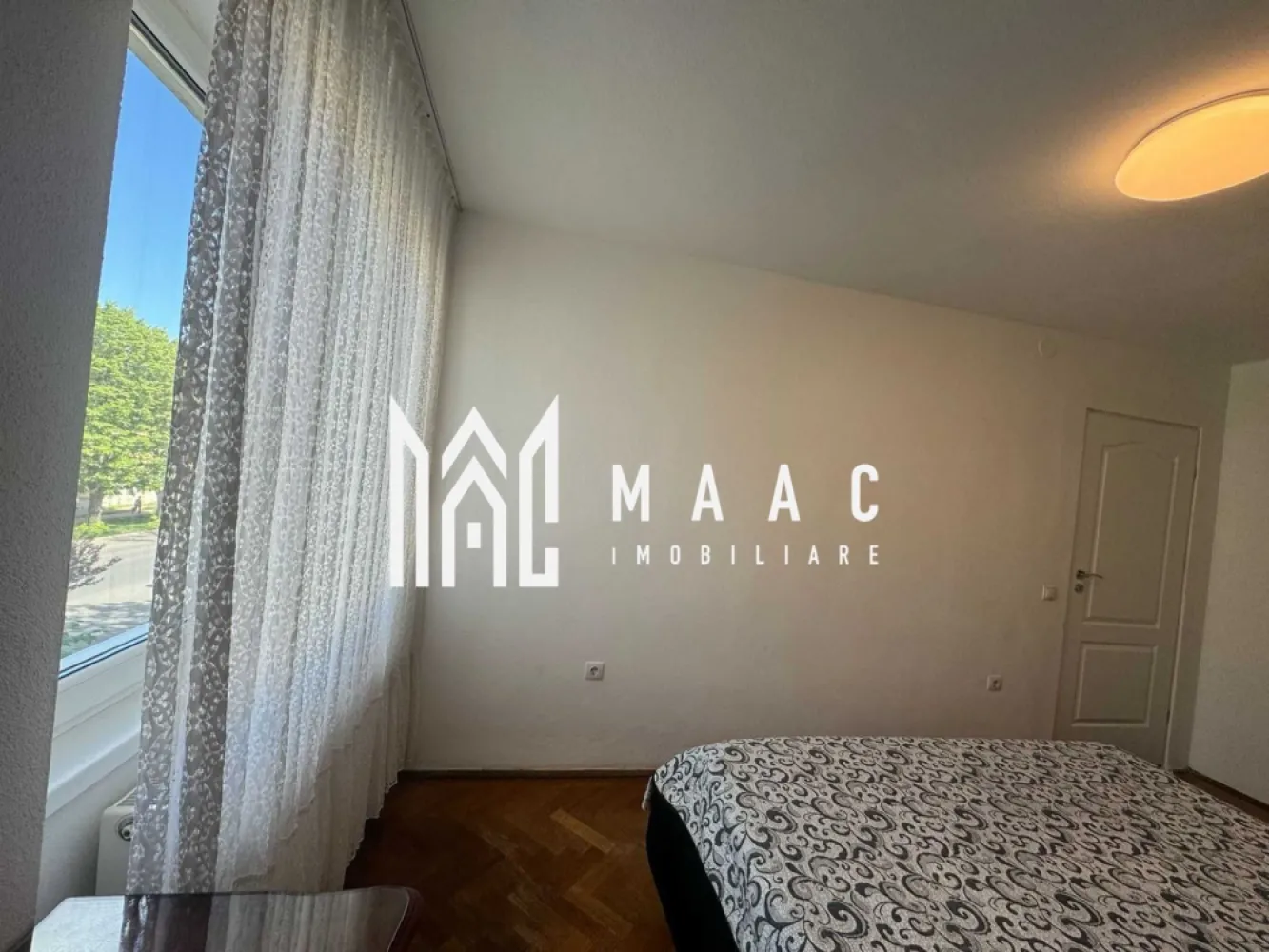 Apartament 2 camere | Etaj 2 | 54 MPU | Terezian - MAAC Imobiliare va prezinta un apartament cu 2 camere, decomandat situat in Terezian la etajul 2 complet renovat.

Caracteristici: 
Etaj: 2 din 4
Tip bloc: izolat termic – oferă eficiență energetică și taxe reduse pe timp de iarnă
Acoperiș: realizat din țiglă, recent verificat
Spațiu comun: uscătorie curată și bine întreținută, ideală pentru depozitare suplimentară

Compartimentare:
2 camere luminoase
Bucătărie 
Hol de acces 
Baie cu geam de aerisire naturală
Cămară pentru depozitare
Spațiu de depozitare comun (uscătorie)

Stare și finisaje:
Apartamentul a fost renovat recent în totalitate, inclusiv instalațiile electrice și sanitare.
Ușile și ferestrele sunt în stare buna.
Apartamentul este pregătit pentru mutare imediată, fără investiții suplimentare.

Utilități și dotări:
Centrală termică proprie cu calorifere în toate camerele
Frigider, mașină de spălat, plită pe gaz și cuptor electric – toate incluse în preț

Beneficii suplimentare
Zonă verde și liniștită
Locuri de parcare disponibile în fața blocului
Bloc curat, administrat corespunzător

Pentru mai multe detalii precizati telefonic ca ati vazut anuntul cu ID: CP2781213