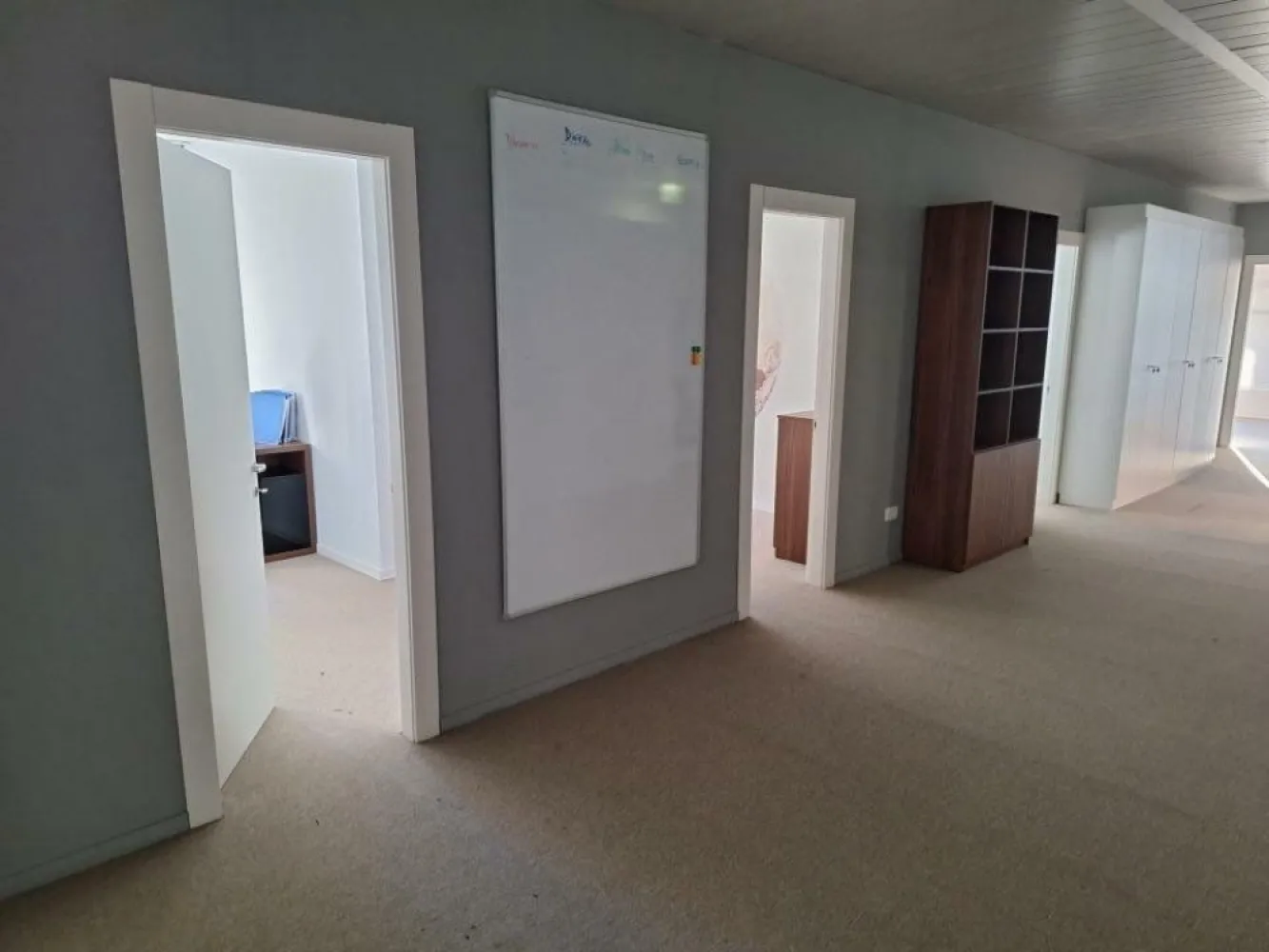 Inchiriere spatiu birouri One Herastrau Office - Ofer spre inchiriere spatiu pentru birouri in cladirea One Herastrau Office cu urmatoarele specificatii:
Suprafata birou: 246.53 mp;
Suprafata terasa: 8.28 mp;
Chirie birouri: 14.2 eur + TVA;
Chirie terasa: 7.44 eur.

Service charge-ul este de 3.88 EUR + TVA/mp.