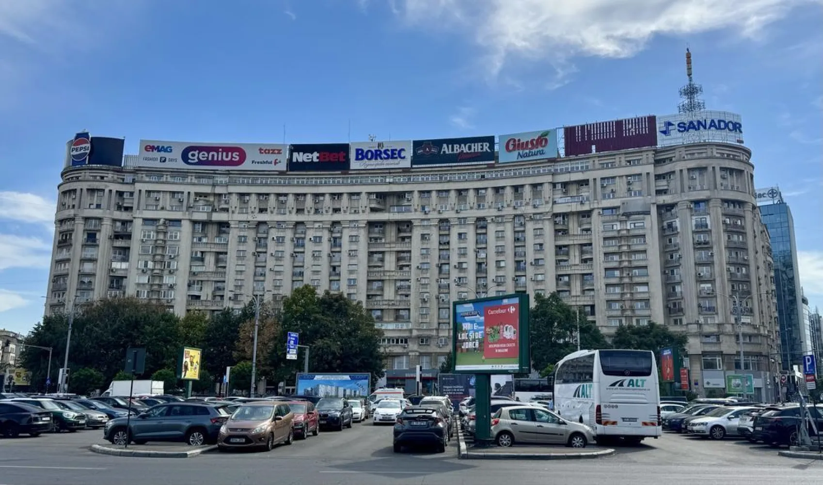 Spatiu de inchiriat in Piata Victoriei, Victoria Business Center - Spatiul se afla in Piata Victoriei, in Victoria Business Center, intr-o cladire de birouri, la etajul 10, cu o suprafață de 300 mp. Proprietatea este deținută de o firma.
Spațiul beneficiază de grup electrogen propriu ( generator electric).

Spatiul este compartimentat in 9 camere spatioase, 3 grupuri sanitare, bucatarie, receptie si balcoane, toate cu vedere panoramica spre Piata Victoriei si Guvern. 

Cladirea beneficiaza de paza 24/24 h, receptie pe fiecare intrare, CTP, retele voce-date, 2 lifturi pe fiecare intrare.

Disponibil pentru inchiriere imediat.

Vecinitati : Piata Victoriei, Aviatorilor, Kiseleff, Piata Romana, Lascar Catargiu, Titulescu, Buzesti.