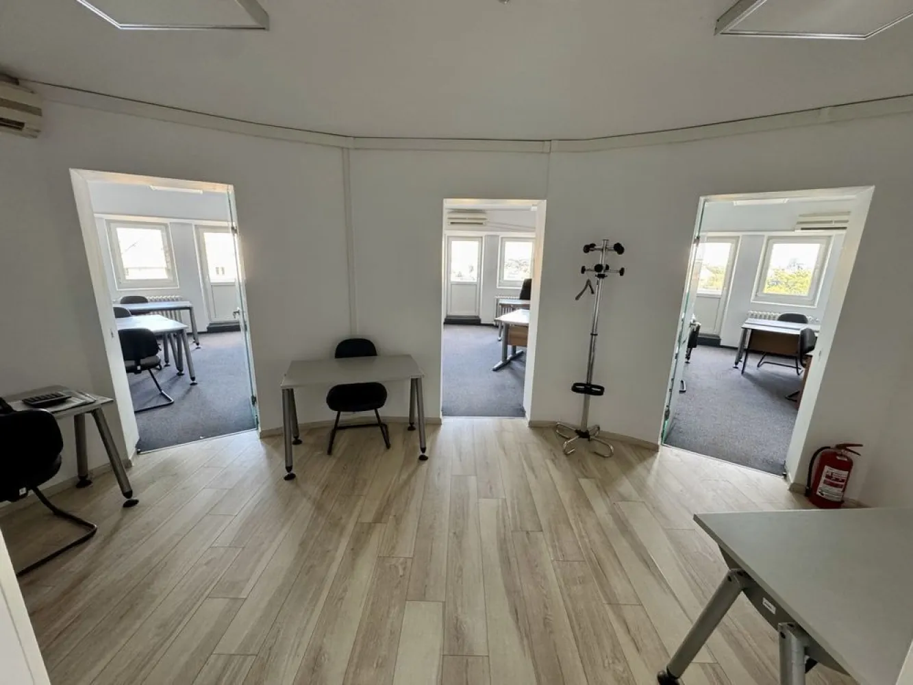Spatiu de inchiriat in Piata Victoriei, Victoria Business Center - Spatiul se afla in Piata Victoriei, in Victoria Business Center, intr-o cladire de birouri, la etajul 10, cu o suprafață de 300 mp. Proprietatea este deținută de o firma.
Spațiul beneficiază de grup electrogen propriu ( generator electric).

Spatiul este compartimentat in 9 camere spatioase, 3 grupuri sanitare, bucatarie, receptie si balcoane, toate cu vedere panoramica spre Piata Victoriei si Guvern. 

Cladirea beneficiaza de paza 24/24 h, receptie pe fiecare intrare, CTP, retele voce-date, 2 lifturi pe fiecare intrare.

Disponibil pentru inchiriere imediat.

Vecinitati : Piata Victoriei, Aviatorilor, Kiseleff, Piata Romana, Lascar Catargiu, Titulescu, Buzesti.