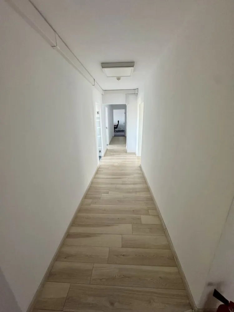 Spatiu de inchiriat in Piata Victoriei, Victoria Business Center - Spatiul se afla in Piata Victoriei, in Victoria Business Center, intr-o cladire de birouri, la etajul 10, cu o suprafață de 300 mp. Proprietatea este deținută de o firma.
Spațiul beneficiază de grup electrogen propriu ( generator electric).

Spatiul este compartimentat in 9 camere spatioase, 3 grupuri sanitare, bucatarie, receptie si balcoane, toate cu vedere panoramica spre Piata Victoriei si Guvern. 

Cladirea beneficiaza de paza 24/24 h, receptie pe fiecare intrare, CTP, retele voce-date, 2 lifturi pe fiecare intrare.

Disponibil pentru inchiriere imediat.

Vecinitati : Piata Victoriei, Aviatorilor, Kiseleff, Piata Romana, Lascar Catargiu, Titulescu, Buzesti.
