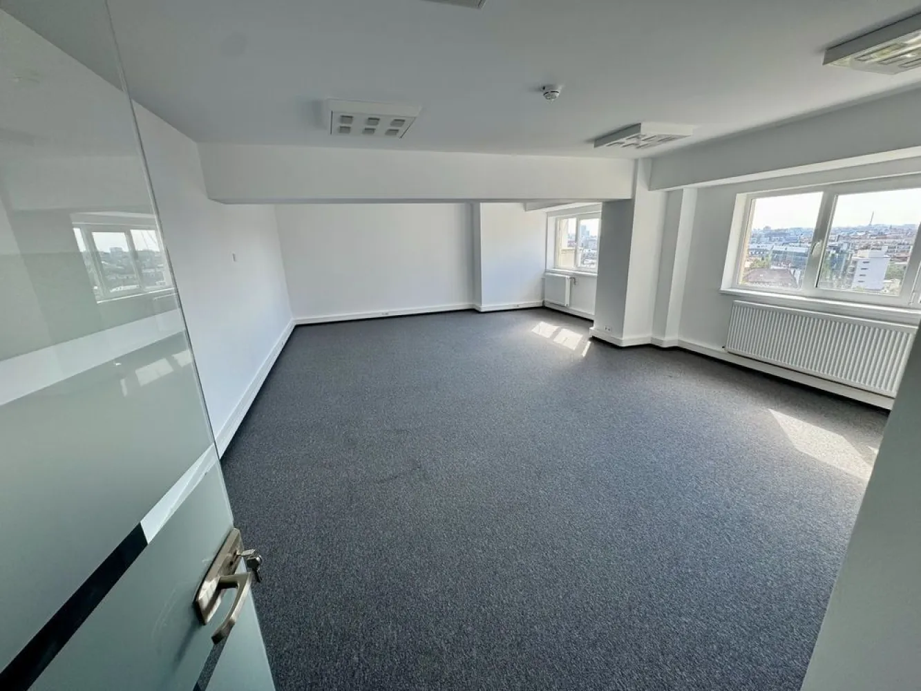 Spatiu de inchiriat in Piata Victoriei, Victoria Business Center - Spatiul se afla in Piata Victoriei, in Victoria Business Center, intr-o cladire de birouri, la etajul 10, cu o suprafață de 300 mp. Proprietatea este deținută de o firma.
Spațiul beneficiază de grup electrogen propriu ( generator electric).

Spatiul este compartimentat in 9 camere spatioase, 3 grupuri sanitare, bucatarie, receptie si balcoane, toate cu vedere panoramica spre Piata Victoriei si Guvern. 

Cladirea beneficiaza de paza 24/24 h, receptie pe fiecare intrare, CTP, retele voce-date, 2 lifturi pe fiecare intrare.

Disponibil pentru inchiriere imediat.

Vecinitati : Piata Victoriei, Aviatorilor, Kiseleff, Piata Romana, Lascar Catargiu, Titulescu, Buzesti.