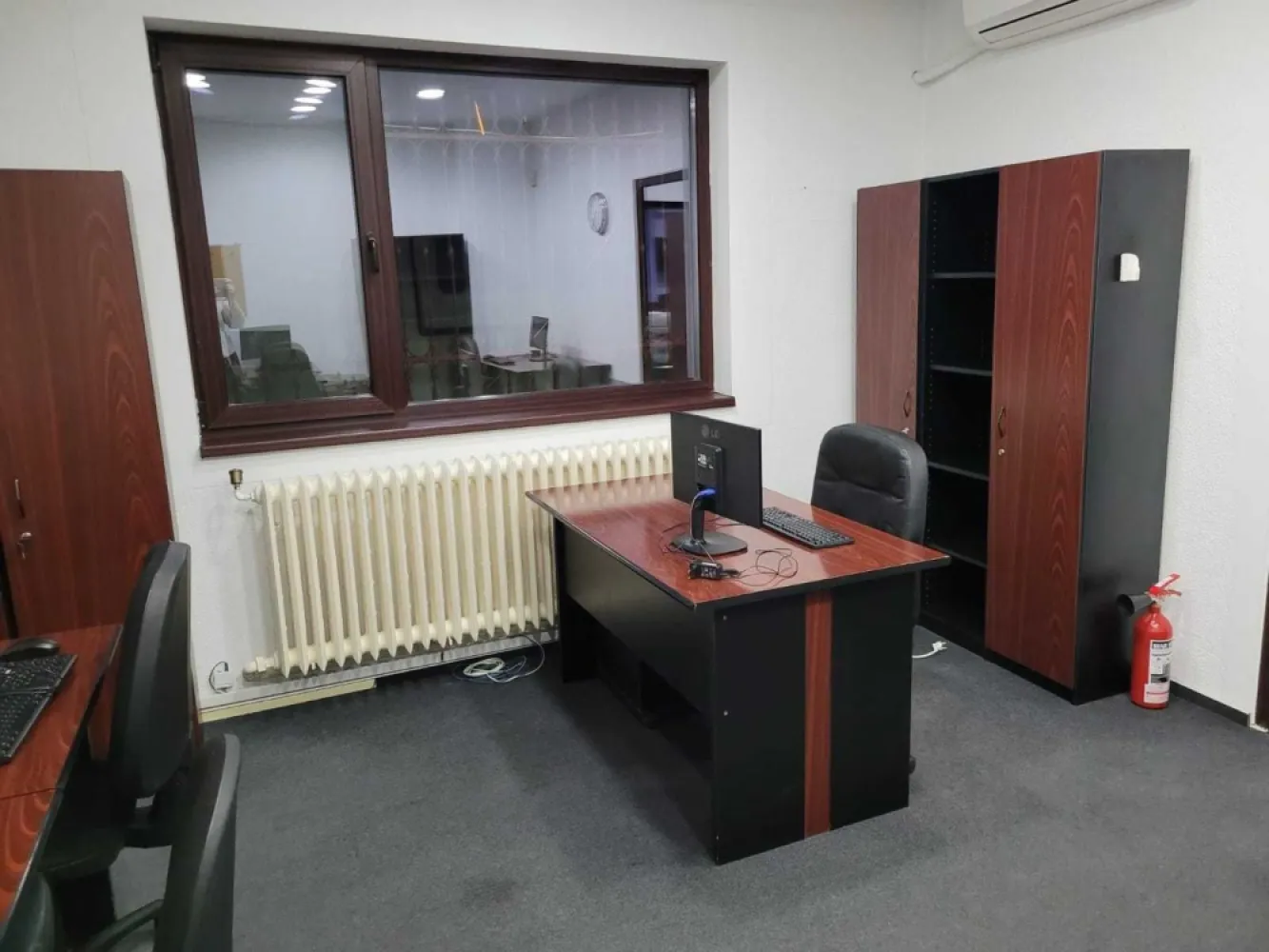 Vila eleganta, pentru birou, intre Piata Muncii si Vatra Luminoasa - Vilă elegantă lângă Piața Muncii, pe strada Ing. Slaniceanu, foarte aproape de spitalul de copii Victor Gomoiu și Registrul Comerțului.
Se inchiriază semi mobilată / nemobilată și poate fi utilată cu calculatoare, multifunctionale, etc. fără costuri suplimentare.
Sprafața închiriată este de 240mp utili.
Dispune și de o sală mare care poate fi folosită ca open space sau sală de de training care poate fi dotată cu proiector. In plus fata de spatiul util pentru birou are subsol de 31 mp pentru arhivă și o terasă generoasă de 70 mp.
Pret 2500 Euro / luna + taxe persoana fizica

Utilitatile, firma de paza, etc. se platesc separat in functie de consum.