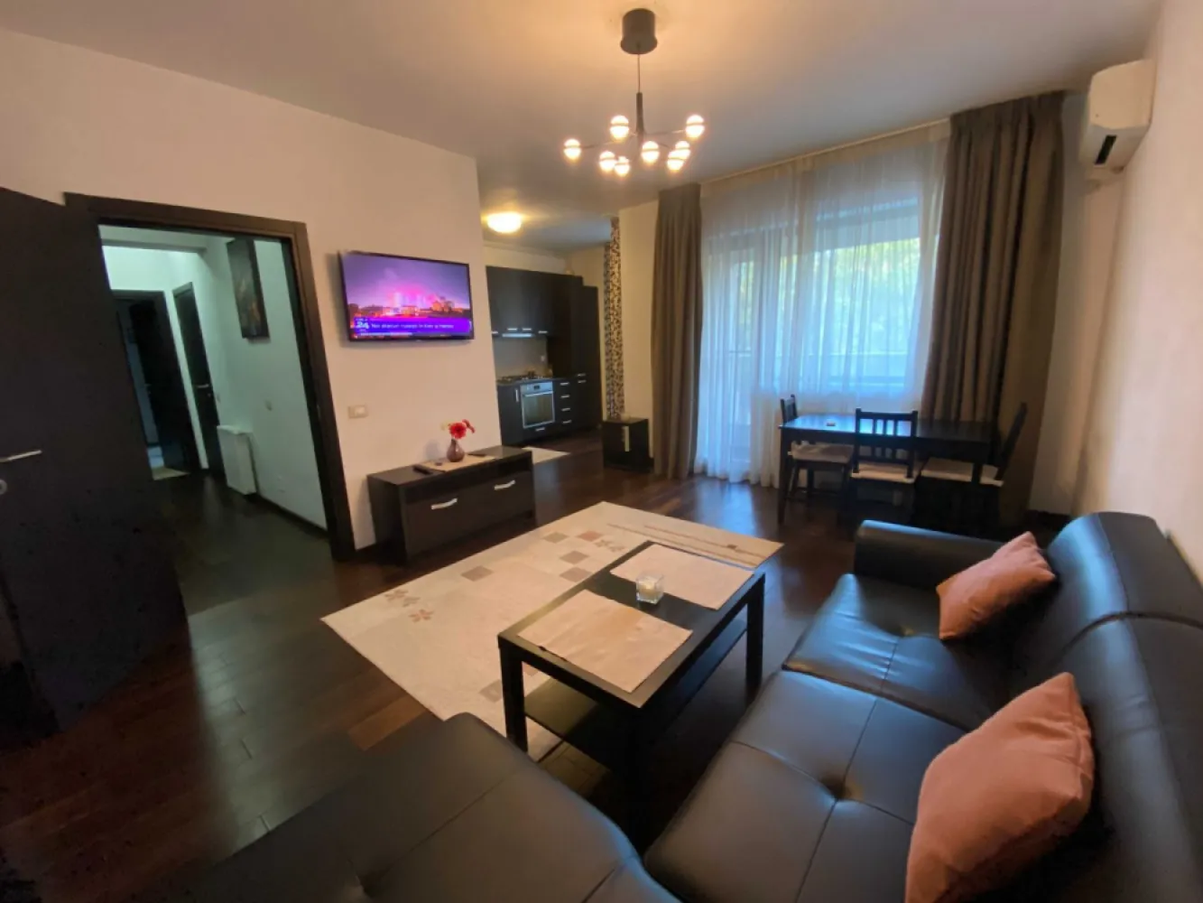 Ag BRASADAS vinde ap 3 cam 2015 et 1 in 19th Residence - Agenția BRASADAS vinde apartament NOU cu 3 camere mobilat lux ETAJ 1/11 în 19th Residence construita in 2015 utilat complet.
Aer conditionat in fiecare camera
TV led 100cm in fiecare camera -cablu-internet WI-FI
Centrala termica 
Bucatarie utilata: plita,cuptor,hota,frigider,masina spalat vase,cuptor microunde,masina de spalat rufe
Geamuri termopan
Parchet lemn masiv trafic intens
Coltar piele living
Masuta pentru cafea
Balcon
Usa metalica
Dressing foarte mare
Mocheta hol si dormitoare
Doua bai
La 100m de metrou Grozavesti,Carrefour Orhideea,
Coafor la parter,
Restaurant la 50m
Acces rapid catre centru si mijloace de transport,tramvai,RATB,
Piata Crangasi la 300m 
Pod Basarab la 50m
Parc Politehnica la 300m
Interfon,
Bloc monitorizat video non stop
Contoare gaz, apa 
Costuri intretinere mici
Zona linistita

Pentru mai multe oferte accesați www.brasadas.com.
