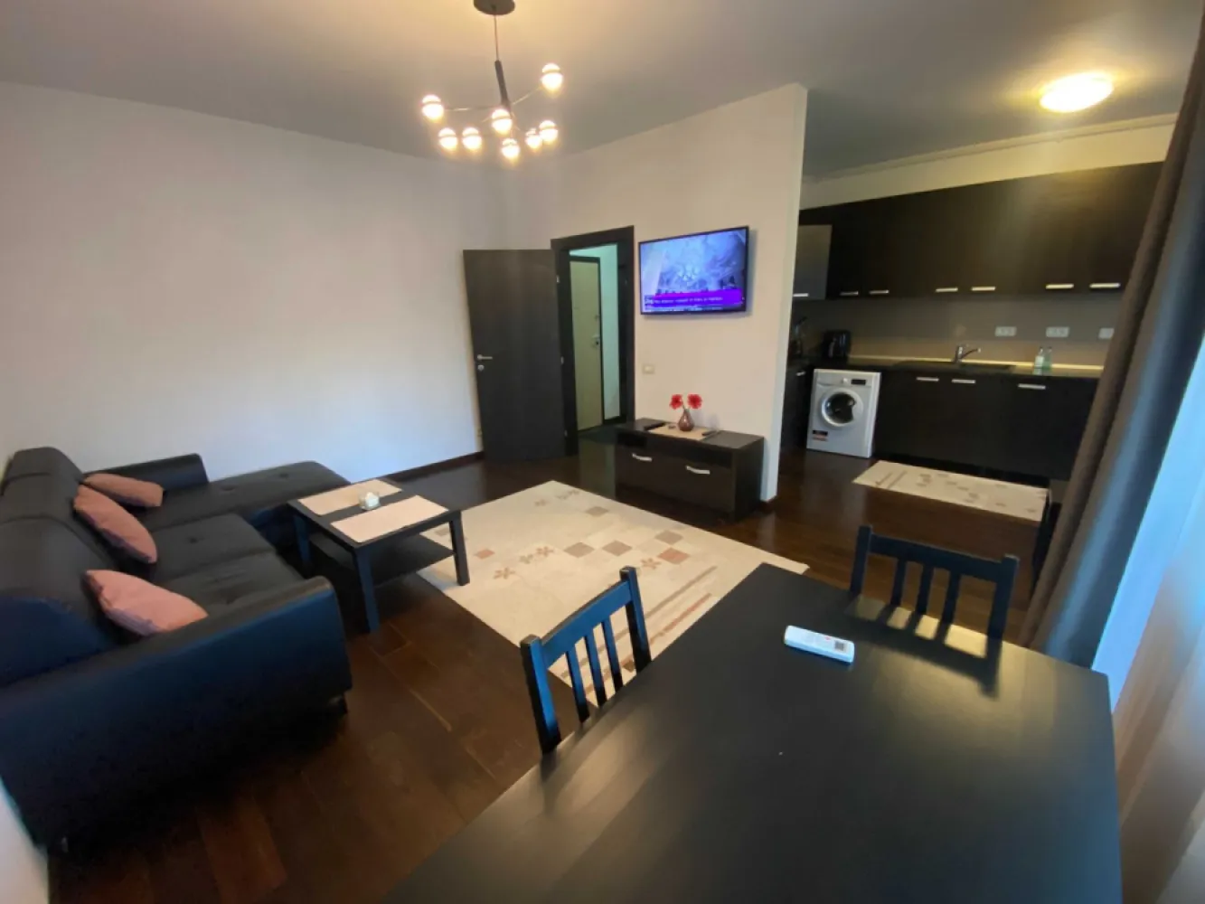 Ag BRASADAS vinde ap 3 cam 2015 et 1 in 19th Residence - Agenția BRASADAS vinde apartament NOU cu 3 camere mobilat lux ETAJ 1/11 în 19th Residence construita in 2015 utilat complet.
Aer conditionat in fiecare camera
TV led 100cm in fiecare camera -cablu-internet WI-FI
Centrala termica 
Bucatarie utilata: plita,cuptor,hota,frigider,masina spalat vase,cuptor microunde,masina de spalat rufe
Geamuri termopan
Parchet lemn masiv trafic intens
Coltar piele living
Masuta pentru cafea
Balcon
Usa metalica
Dressing foarte mare
Mocheta hol si dormitoare
Doua bai
La 100m de metrou Grozavesti,Carrefour Orhideea,
Coafor la parter,
Restaurant la 50m
Acces rapid catre centru si mijloace de transport,tramvai,RATB,
Piata Crangasi la 300m 
Pod Basarab la 50m
Parc Politehnica la 300m
Interfon,
Bloc monitorizat video non stop
Contoare gaz, apa 
Costuri intretinere mici
Zona linistita

Pentru mai multe oferte accesați www.brasadas.com.