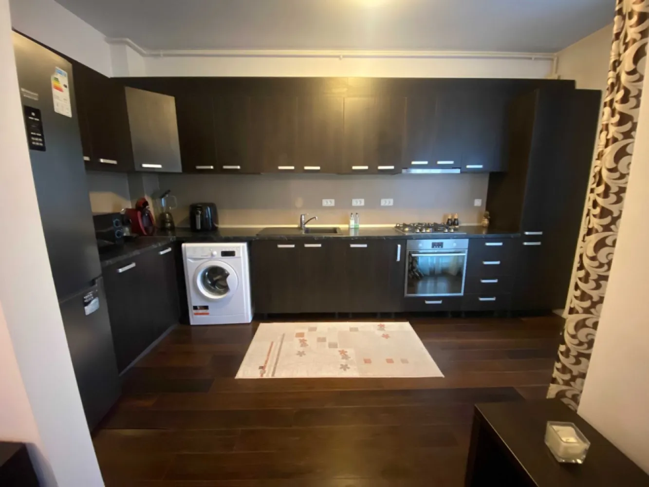 Ag BRASADAS vinde ap 3 cam 2015 et 1 in 19th Residence - Agenția BRASADAS vinde apartament NOU cu 3 camere mobilat lux ETAJ 1/11 în 19th Residence construita in 2015 utilat complet.
Aer conditionat in fiecare camera
TV led 100cm in fiecare camera -cablu-internet WI-FI
Centrala termica 
Bucatarie utilata: plita,cuptor,hota,frigider,masina spalat vase,cuptor microunde,masina de spalat rufe
Geamuri termopan
Parchet lemn masiv trafic intens
Coltar piele living
Masuta pentru cafea
Balcon
Usa metalica
Dressing foarte mare
Mocheta hol si dormitoare
Doua bai
La 100m de metrou Grozavesti,Carrefour Orhideea,
Coafor la parter,
Restaurant la 50m
Acces rapid catre centru si mijloace de transport,tramvai,RATB,
Piata Crangasi la 300m 
Pod Basarab la 50m
Parc Politehnica la 300m
Interfon,
Bloc monitorizat video non stop
Contoare gaz, apa 
Costuri intretinere mici
Zona linistita

Pentru mai multe oferte accesați www.brasadas.com.