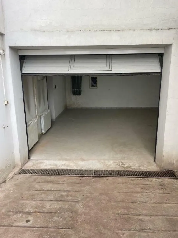 Ag BRASADAS închiriază SPATIU BIROURI/COMERCIAL/DEPOZITARE. - Agenția BRASADAS închiriaza un spaţiu aflat la demisolul unei clădiri de birouri dintr-un imobil D+P+E1, situat în Bucureşti, la in apropiere de staţia de metrou Pipera.
Imobilul are acces din mai multe bulevarde principale şi acces rapid către nordul şi centrul oraşului.
Spaţiul propus are o suprafaţă de 133 mp, fiind compus din 3 spaţii generoase, dintre care o cameră tezaur + dependinţe.
Spaţiul este pretabil pentru multiple activităţi ( depozitare, comert, birouri, atelier etc).
Utilităţile şi parcarea se plătesc separat.
www.brasadas.com.