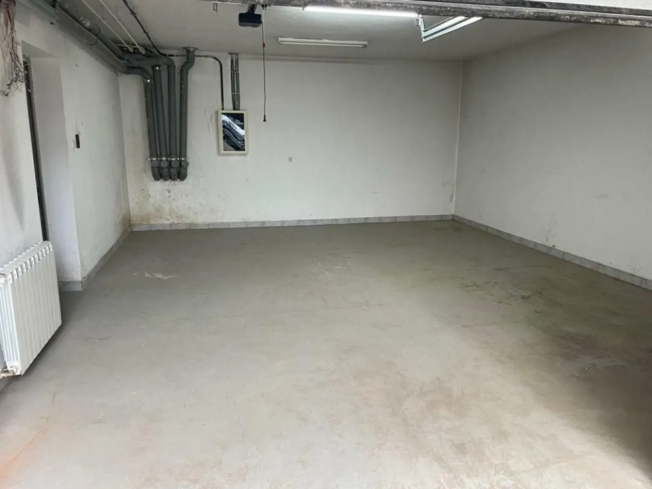 Ag BRASADAS închiriază SPATIU BIROURI/COMERCIAL/DEPOZITARE. - Agenția BRASADAS închiriaza un spaţiu aflat la demisolul unei clădiri de birouri dintr-un imobil D+P+E1, situat în Bucureşti, la in apropiere de staţia de metrou Pipera.
Imobilul are acces din mai multe bulevarde principale şi acces rapid către nordul şi centrul oraşului.
Spaţiul propus are o suprafaţă de 133 mp, fiind compus din 3 spaţii generoase, dintre care o cameră tezaur + dependinţe.
Spaţiul este pretabil pentru multiple activităţi ( depozitare, comert, birouri, atelier etc).
Utilităţile şi parcarea se plătesc separat.
www.brasadas.com.