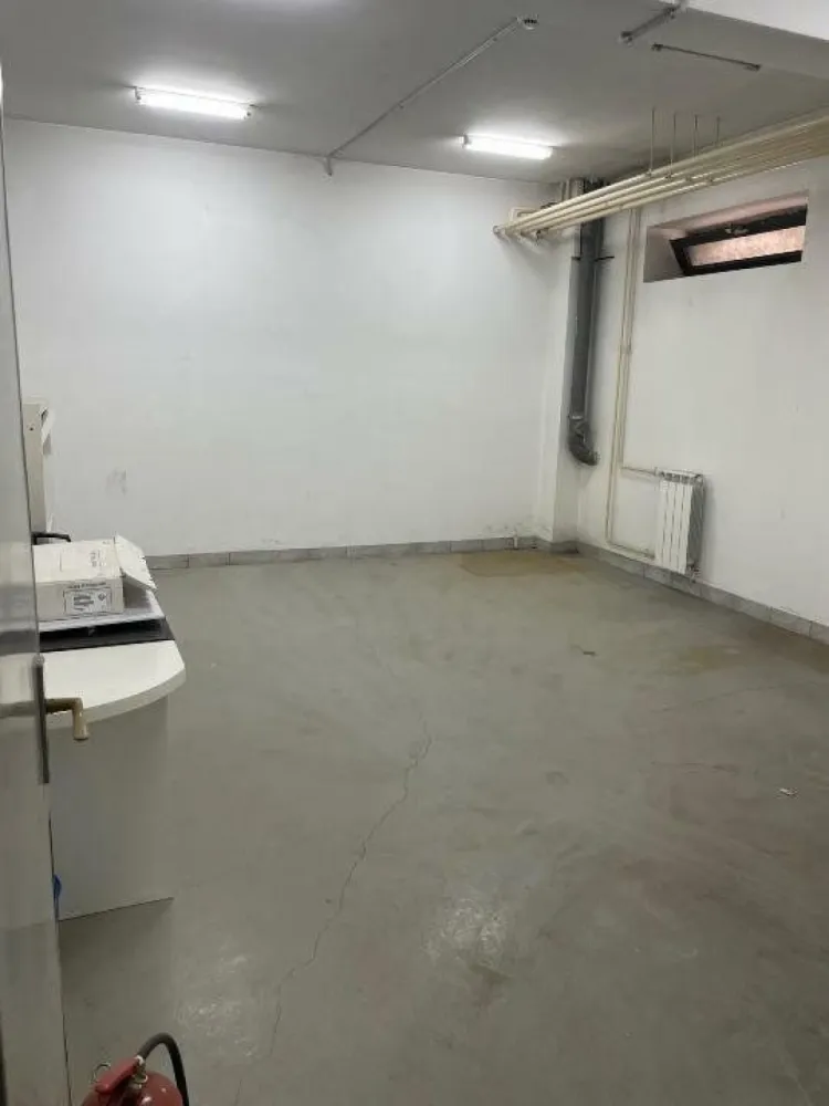 Ag BRASADAS închiriază SPATIU BIROURI/COMERCIAL/DEPOZITARE. - Agenția BRASADAS închiriaza un spaţiu aflat la demisolul unei clădiri de birouri dintr-un imobil D+P+E1, situat în Bucureşti, la in apropiere de staţia de metrou Pipera.
Imobilul are acces din mai multe bulevarde principale şi acces rapid către nordul şi centrul oraşului.
Spaţiul propus are o suprafaţă de 133 mp, fiind compus din 3 spaţii generoase, dintre care o cameră tezaur + dependinţe.
Spaţiul este pretabil pentru multiple activităţi ( depozitare, comert, birouri, atelier etc).
Utilităţile şi parcarea se plătesc separat.
www.brasadas.com.