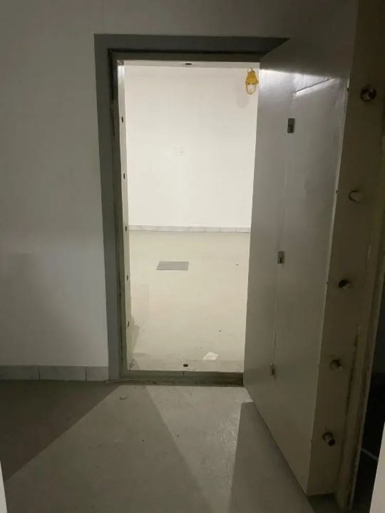 Ag BRASADAS închiriază SPATIU BIROURI/COMERCIAL/DEPOZITARE. - Agenția BRASADAS închiriaza un spaţiu aflat la demisolul unei clădiri de birouri dintr-un imobil D+P+E1, situat în Bucureşti, la in apropiere de staţia de metrou Pipera.
Imobilul are acces din mai multe bulevarde principale şi acces rapid către nordul şi centrul oraşului.
Spaţiul propus are o suprafaţă de 133 mp, fiind compus din 3 spaţii generoase, dintre care o cameră tezaur + dependinţe.
Spaţiul este pretabil pentru multiple activităţi ( depozitare, comert, birouri, atelier etc).
Utilităţile şi parcarea se plătesc separat.
www.brasadas.com.