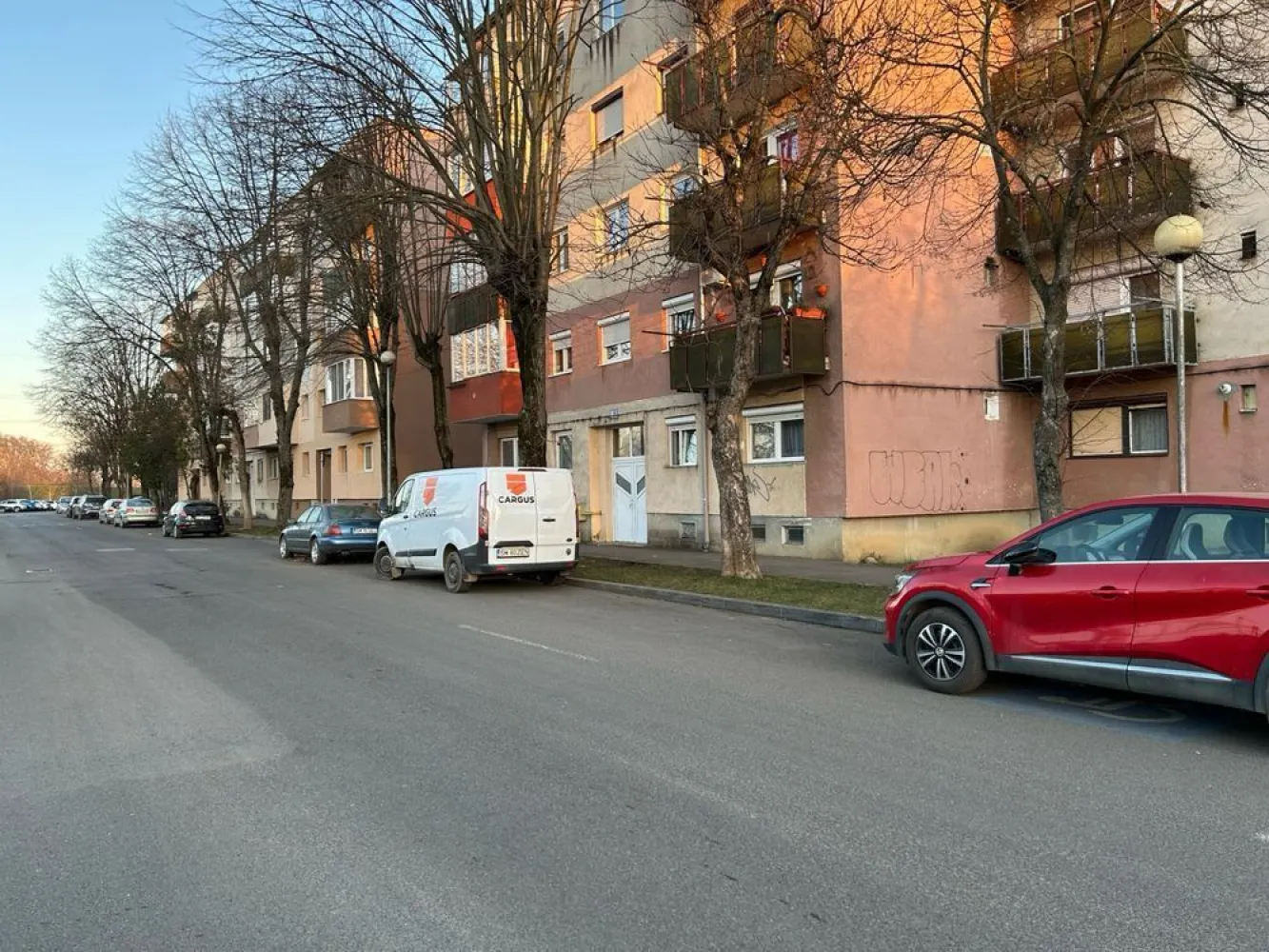 Vand apartament 3 camere - Apartament de vânzare – 3 camere, decomandat, cu balcon!

Vă oferim spre vânzare un apartament spațios, decomandat, cu 3 camere, 55,30 mp, situat într-o zonă liniștită din cartierul M17. Bucătăria are balcon, oferind un plus de confort și lumină naturală. Apartamentul este dotat cu geamuri termopan și microcentrală, asigurând un consum eficient de energie și confort termic pe tot parcursul anului.

Nu rata această oportunitate! Contactează-ne pentru mai multe detalii! 

Eladó lakás – 3 szoba, külön bejárat, erkéllyel!

Eladásra kínálunk egy tágas, külön bejáratú, 3 szobás lakást, 55,30 nm, egy csendes környéken a M17 negyedben. A konyhához erkély tartozik, amely extra kényelmet és természetes fényt biztosít. A lakás hőszigetelt ablakokkal és cirkófűtéssel van felszerelve, így energiahatékony és egész évben kellemes hőmérsékletű.

Ne hagyja ki ezt a lehetőséget! Lépjen velünk kapcsolatba további részletekért!