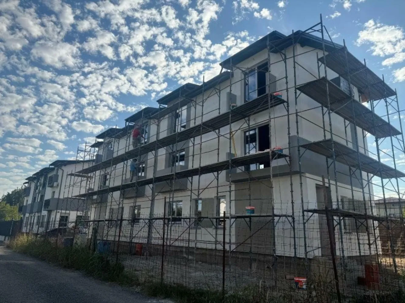 Vila individuala tip duplex, Titan, Grigorescu,Pallady, Salajan,Marului,SECTOR 3 - 1 UNITATE DISPONIBILĂ 

Vile individuale, tip duplex P+1E+M, in zona N Grigorescu, STR MARULUI

SUPRAFATA TEREN 233MP/ UNITATE

SUPRAFAŢA CONSTRUITĂ 180mp

SUPRAFAŢA UTILA 135mp

Compartimentare:

PARTER-hol intrare, grup sanitar , bucatarie deschisă, living + dining

ETAJ-2 dormitoare generoase , baie, hol

MANSARDA-1 dormitor , 1 camera de zi, baie, hol, loc pt dressing.

STRUCTURA DE REZISTENTA (FUNDATII, STALPI, GRIZI, PLACI) REALIZATA DIN BETON ARMAT, compartimentare din caramida, finisaje: gresie, faianta, parchet laminat, tencuiala, glet, vopsea lavabila, izolatie termica din polistiren 10cm

Utilitati: gaze, curent trifazic-posibilitate Panouri foto Voltaice, apa si canalizare

Casele sunt alipite la calcan, cu FUNDATII SI PERETI SEPARATI (individuale)

CASELE SE PREDAU CU TOATE UTILITATILE, FINISAJELE (FAINTA, GRESIE, PARCHET, USI INTERIOARE,OBIECTE SANITARE, SCARI INTERIOARE, BALUSTRADE LA ALEGEREA CUMPARATORULUI ), CURTE SI LOCURI DE PARCARE AMENAJATE, IMPRJMUIRE, ETC,

PRET TOTAL DE ACHITAT:

289900 EURO

COMISION ZERO

Rog fără mesaje.