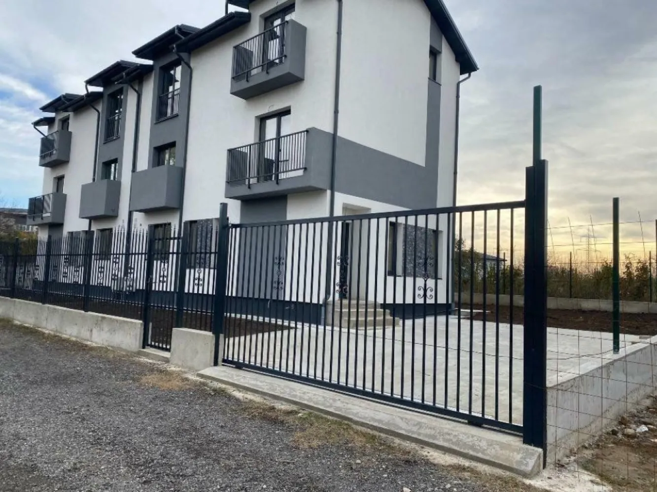 Vila individuala tip duplex, Titan, Grigorescu,Pallady, Salajan,Marului,SECTOR 3 - 1 UNITATE DISPONIBILĂ 

Vile individuale, tip duplex P+1E+M, in zona N Grigorescu, STR MARULUI

SUPRAFATA TEREN 233MP/ UNITATE

SUPRAFAŢA CONSTRUITĂ 180mp

SUPRAFAŢA UTILA 135mp

Compartimentare:

PARTER-hol intrare, grup sanitar , bucatarie deschisă, living + dining

ETAJ-2 dormitoare generoase , baie, hol

MANSARDA-1 dormitor , 1 camera de zi, baie, hol, loc pt dressing.

STRUCTURA DE REZISTENTA (FUNDATII, STALPI, GRIZI, PLACI) REALIZATA DIN BETON ARMAT, compartimentare din caramida, finisaje: gresie, faianta, parchet laminat, tencuiala, glet, vopsea lavabila, izolatie termica din polistiren 10cm

Utilitati: gaze, curent trifazic-posibilitate Panouri foto Voltaice, apa si canalizare

Casele sunt alipite la calcan, cu FUNDATII SI PERETI SEPARATI (individuale)

CASELE SE PREDAU CU TOATE UTILITATILE, FINISAJELE (FAINTA, GRESIE, PARCHET, USI INTERIOARE,OBIECTE SANITARE, SCARI INTERIOARE, BALUSTRADE LA ALEGEREA CUMPARATORULUI ), CURTE SI LOCURI DE PARCARE AMENAJATE, IMPRJMUIRE, ETC,

PRET TOTAL DE ACHITAT:

289900 EURO

COMISION ZERO

Rog fără mesaje.