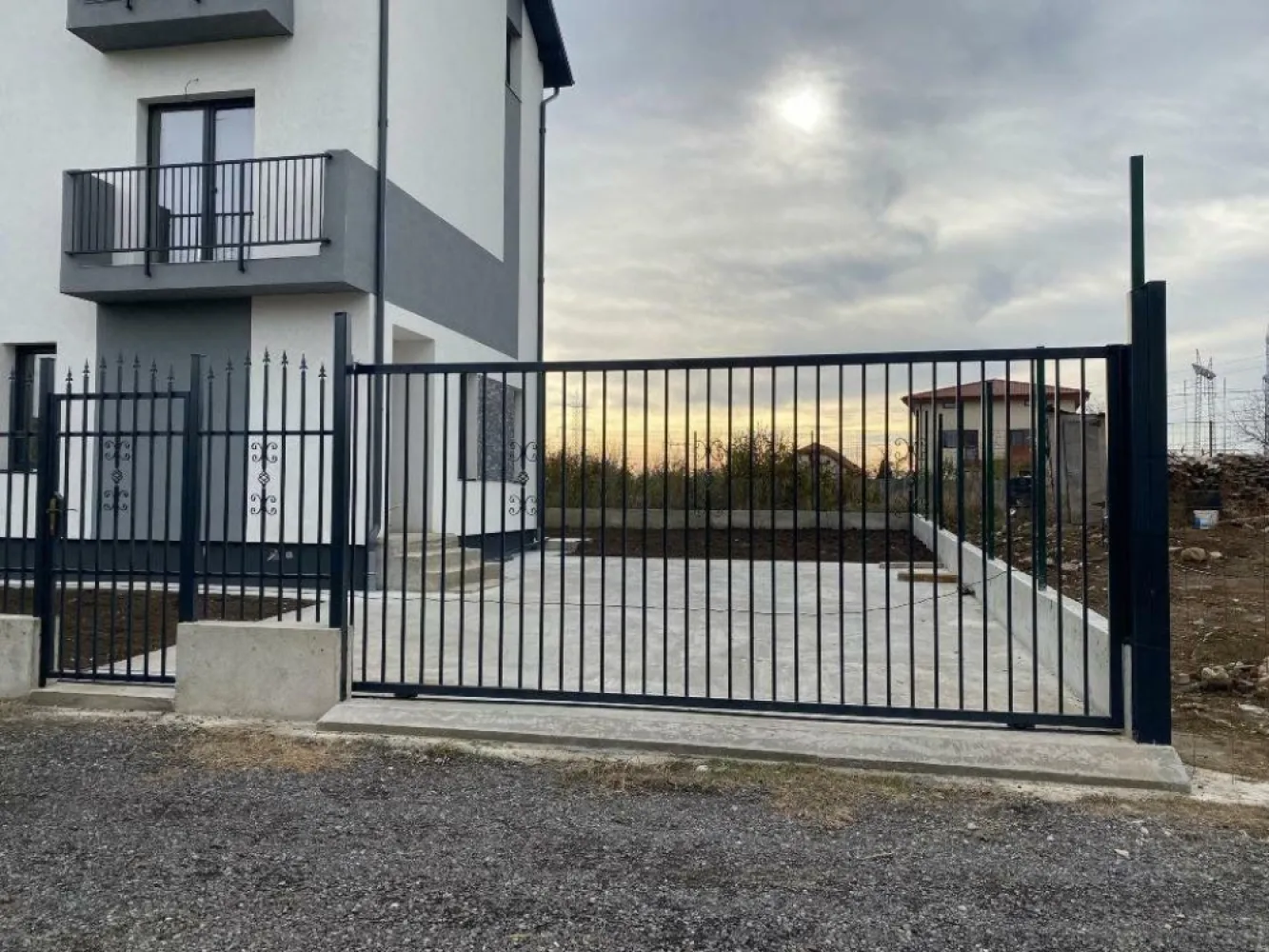 Vila individuala tip duplex, Titan, Grigorescu,Pallady, Salajan,Marului,SECTOR 3 - 1 UNITATE DISPONIBILĂ 

Vile individuale, tip duplex P+1E+M, in zona N Grigorescu, STR MARULUI

SUPRAFATA TEREN 233MP/ UNITATE

SUPRAFAŢA CONSTRUITĂ 180mp

SUPRAFAŢA UTILA 135mp

Compartimentare:

PARTER-hol intrare, grup sanitar , bucatarie deschisă, living + dining

ETAJ-2 dormitoare generoase , baie, hol

MANSARDA-1 dormitor , 1 camera de zi, baie, hol, loc pt dressing.

STRUCTURA DE REZISTENTA (FUNDATII, STALPI, GRIZI, PLACI) REALIZATA DIN BETON ARMAT, compartimentare din caramida, finisaje: gresie, faianta, parchet laminat, tencuiala, glet, vopsea lavabila, izolatie termica din polistiren 10cm

Utilitati: gaze, curent trifazic-posibilitate Panouri foto Voltaice, apa si canalizare

Casele sunt alipite la calcan, cu FUNDATII SI PERETI SEPARATI (individuale)

CASELE SE PREDAU CU TOATE UTILITATILE, FINISAJELE (FAINTA, GRESIE, PARCHET, USI INTERIOARE,OBIECTE SANITARE, SCARI INTERIOARE, BALUSTRADE LA ALEGEREA CUMPARATORULUI ), CURTE SI LOCURI DE PARCARE AMENAJATE, IMPRJMUIRE, ETC,

PRET TOTAL DE ACHITAT:

289900 EURO

COMISION ZERO

Rog fără mesaje.