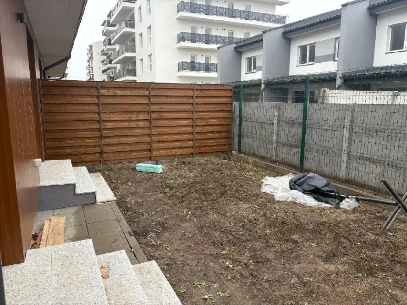 Vila moderna spatioasa - Vila spatioasa moderna. Economica energetic.
2 -locuri de parcare
Curte 

Fatada ventilata parter.
Izolatie exterioara cu vata bazaltica Rockwool.
Zidarie caramida Wiennerberger Porotherm de 30cm
Placi beton si construcţie cadre .
Tamplarie Salamander 76 tripan Low. gri antracit
Incalzire pardoseala marca Hertz ( Germania)
Centrala Viessman connect mobile.
Insalatii sanitare Tece si obiecte sanitare Ideal standard (Germania)
Usa intrare Hormann ( Germania)
Usi interior Doorsystem
Parchet laminat Swisskrono (Germania)
Gresie portelanata (Italia)
Cabluri electrice ignifugate si prize si intrerupatoare Gewiss.( Germania)

Parter : Living + Bucatarie
 Dormitor/birou
 Baie/ spalatorie 
Etaj 1 : 3 dormitoare 
 2 bai
 1 dressing
Etaj 2 : open space cu spatii de depozitare

Pret 265.000â‚Ź+ TVA