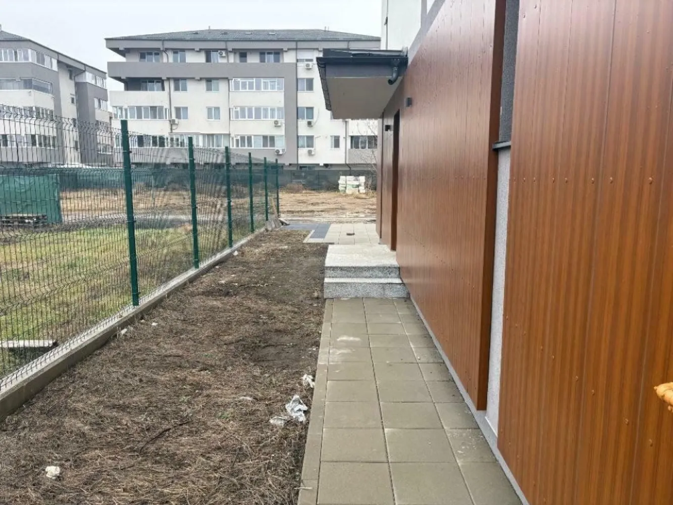 Vila moderna spatioasa - Vila spatioasa moderna. Economica energetic.
2 -locuri de parcare
Curte 

Fatada ventilata parter.
Izolatie exterioara cu vata bazaltica Rockwool.
Zidarie caramida Wiennerberger Porotherm de 30cm
Placi beton si construcţie cadre .
Tamplarie Salamander 76 tripan Low. gri antracit
Incalzire pardoseala marca Hertz ( Germania)
Centrala Viessman connect mobile.
Insalatii sanitare Tece si obiecte sanitare Ideal standard (Germania)
Usa intrare Hormann ( Germania)
Usi interior Doorsystem
Parchet laminat Swisskrono (Germania)
Gresie portelanata (Italia)
Cabluri electrice ignifugate si prize si intrerupatoare Gewiss.( Germania)

Parter : Living + Bucatarie
 Dormitor/birou
 Baie/ spalatorie 
Etaj 1 : 3 dormitoare 
 2 bai
 1 dressing
Etaj 2 : open space cu spatii de depozitare

Pret 265.000â‚Ź+ TVA