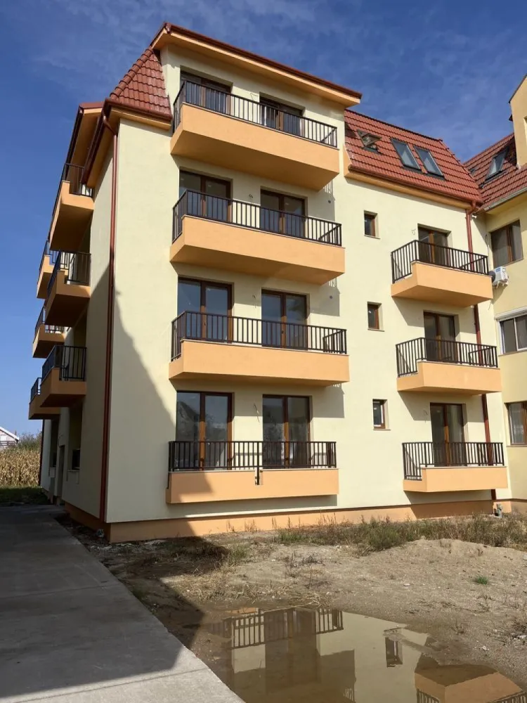 BRASADAS vinde ap 2 cam Odobescu - Agentia Imobiliara BRASADAS vinde apartament cu 2 si 3 camere in zona Pta.de vechituri, str. Al. Odobescu,

bloc nou, et.1-2-3-mansarda, bloc de caramida, 

izolat exterior cu polistiren de 15 cm, geamuri termopane 7 camere, si 3 sticle, usa de siguranta, semifinisate, living+bucatarie, unu sau doua dormitoare, o baie sau doua Per apartament, balcone.

Suprafete incepand de la 57 mp.

Preturi incepand de la 62.000

Avem un bloc nou cu extrase de carte funciară individuale, cu 12 apartamente disponibile, cu prețuri de la 67.000 euro față TVA, suprafețe între 60 si 75 mp.

Ultimele apartamente disponibile în această zonă liniștită!!!

Apartamentele sunt cu extrase CF individuale, posibilitate de achiziționare prin credit bancar! 

Www.brasadas.com.