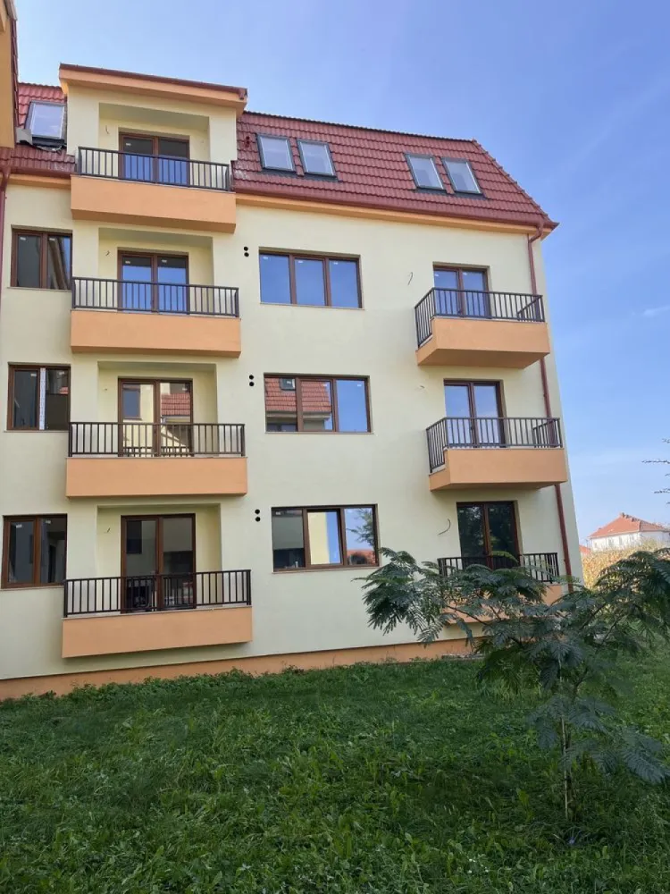 BRASADAS vinde ap 2 cam Odobescu - Agentia Imobiliara BRASADAS vinde apartament cu 2 si 3 camere in zona Pta.de vechituri, str. Al. Odobescu,

bloc nou, et.1-2-3-mansarda, bloc de caramida, 

izolat exterior cu polistiren de 15 cm, geamuri termopane 7 camere, si 3 sticle, usa de siguranta, semifinisate, living+bucatarie, unu sau doua dormitoare, o baie sau doua Per apartament, balcone.

Suprafete incepand de la 57 mp.

Preturi incepand de la 62.000

Avem un bloc nou cu extrase de carte funciară individuale, cu 12 apartamente disponibile, cu prețuri de la 67.000 euro față TVA, suprafețe între 60 si 75 mp.

Ultimele apartamente disponibile în această zonă liniștită!!!

Apartamentele sunt cu extrase CF individuale, posibilitate de achiziționare prin credit bancar! 

Www.brasadas.com.