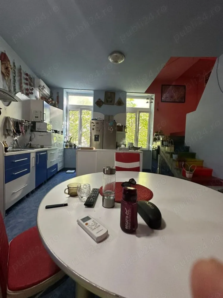 Ag BRASADAS vinde apt. 4 cam 140 mp Etj.1 + mansardă. - Agenția BRASADAS vinde apartament dispus pe 2 nivele:
-la etajul 1: 50 mp: hol, cabinet, wc de serviciu și bucătărie;
-la mansardă: 90 mp: hol, 3 camere, 2 băi cu vană fiecare, terasă închisă și balcon;
-la subsolul casei are o boxă de apoximativ 16 mp și
-parte din curtea comună care este accesibilă autoturismelor.

Are încălzire în pardosea, curent trifazic, este folosit ca locuință și cabinet psihologic, însă este pretabil pentru sediu de firmă sau doar pentru locuință ori pentru închiriere la elevi, fiind foarte aproape de majoritatea liceelor din municipiu. 

Acoperișul este din două ape, refăcut complet în 2013, căptușit cu vată minerală, iar la ambele nivele are câte un aer condiționat, ambele montate în 2021. Încălzirea este pe bază de apă în pardosea și se realizează cu centrală în condensare (pe gaz).
Mobilierul din cele 3 băi și din două dormitoare este inclus în preț. Vasele wc din băi sunt suspendate și au sisteme Geberit.

Teii din fața casei asigură parfumul casei în fiecare primăvară, iar dormitoarele dispuse spre curte și având geamuri termopane, estompează gălăgia orașului și asigură liniștea necesară pentru un somn odihnitor.

www.brasadas.com.