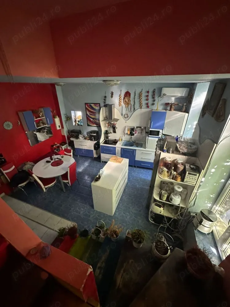 Ag BRASADAS vinde apt. 4 cam 140 mp Etj.1 + mansardă. - Agenția BRASADAS vinde apartament dispus pe 2 nivele:
-la etajul 1: 50 mp: hol, cabinet, wc de serviciu și bucătărie;
-la mansardă: 90 mp: hol, 3 camere, 2 băi cu vană fiecare, terasă închisă și balcon;
-la subsolul casei are o boxă de apoximativ 16 mp și
-parte din curtea comună care este accesibilă autoturismelor.

Are încălzire în pardosea, curent trifazic, este folosit ca locuință și cabinet psihologic, însă este pretabil pentru sediu de firmă sau doar pentru locuință ori pentru închiriere la elevi, fiind foarte aproape de majoritatea liceelor din municipiu. 

Acoperișul este din două ape, refăcut complet în 2013, căptușit cu vată minerală, iar la ambele nivele are câte un aer condiționat, ambele montate în 2021. Încălzirea este pe bază de apă în pardosea și se realizează cu centrală în condensare (pe gaz).
Mobilierul din cele 3 băi și din două dormitoare este inclus în preț. Vasele wc din băi sunt suspendate și au sisteme Geberit.

Teii din fața casei asigură parfumul casei în fiecare primăvară, iar dormitoarele dispuse spre curte și având geamuri termopane, estompează gălăgia orașului și asigură liniștea necesară pentru un somn odihnitor.

www.brasadas.com.