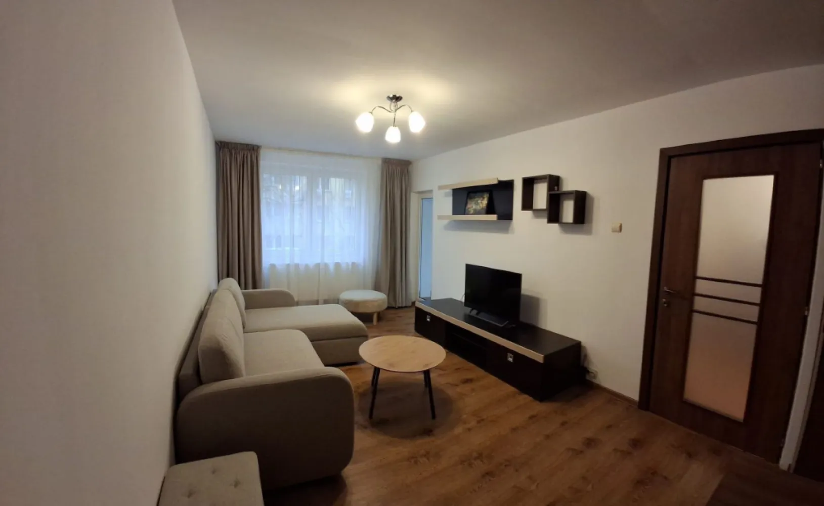 Inchiriez ap.2 cam Tei, Obor. - Prima inchiriere.
Ap.este renovat și mobilat complet. 
Bloc anvelopa, scara foarte curata.
Apartamentul este la etajul 2/8, bloc din 1982.
Cu vedere pe spate, intrarea se face din strada Teiul Doamnei ( cartier Colentina). 
Statie STB în fata scării, aproape de metrou Obor și Stefan cel Mare. Se poate ajunge ușor în zona business Pipera.
Aproape de parcul Tei și Plumbuita.
Merita vizionat, nu veți regreta!
Proprietar, nu colaborez cu agenții.