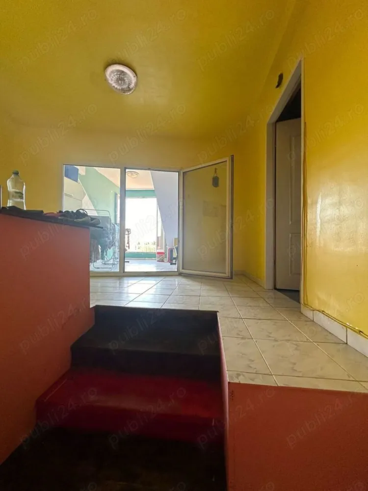Ag BRASADAS vinde apt. 4 cam 140 mp Etj.1 + mansardă. - Agenția BRASADAS vinde apartament dispus pe 2 nivele:
-la etajul 1: 50 mp: hol, cabinet, wc de serviciu și bucătărie;
-la mansardă: 90 mp: hol, 3 camere, 2 băi cu vană fiecare, terasă închisă și balcon;
-la subsolul casei are o boxă de apoximativ 16 mp și
-parte din curtea comună care este accesibilă autoturismelor.

Are încălzire în pardosea, curent trifazic, este folosit ca locuință și cabinet psihologic, însă este pretabil pentru sediu de firmă sau doar pentru locuință ori pentru închiriere la elevi, fiind foarte aproape de majoritatea liceelor din municipiu. 

Acoperișul este din două ape, refăcut complet în 2013, căptușit cu vată minerală, iar la ambele nivele are câte un aer condiționat, ambele montate în 2021. Încălzirea este pe bază de apă în pardosea și se realizează cu centrală în condensare (pe gaz).
Mobilierul din cele 3 băi și din două dormitoare este inclus în preț. Vasele wc din băi sunt suspendate și au sisteme Geberit.

Teii din fața casei asigură parfumul casei în fiecare primăvară, iar dormitoarele dispuse spre curte și având geamuri termopane, estompează gălăgia orașului și asigură liniștea necesară pentru un somn odihnitor.

www.brasadas.com.