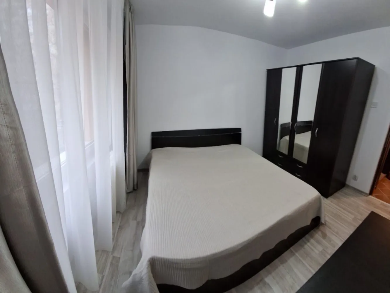 Inchiriez ap.2 cam Tei, Obor. - Prima inchiriere.
Ap.este renovat și mobilat complet. 
Bloc anvelopa, scara foarte curata.
Apartamentul este la etajul 2/8, bloc din 1982.
Cu vedere pe spate, intrarea se face din strada Teiul Doamnei ( cartier Colentina). 
Statie STB în fata scării, aproape de metrou Obor și Stefan cel Mare. Se poate ajunge ușor în zona business Pipera.
Aproape de parcul Tei și Plumbuita.
Merita vizionat, nu veți regreta!
Proprietar, nu colaborez cu agenții.