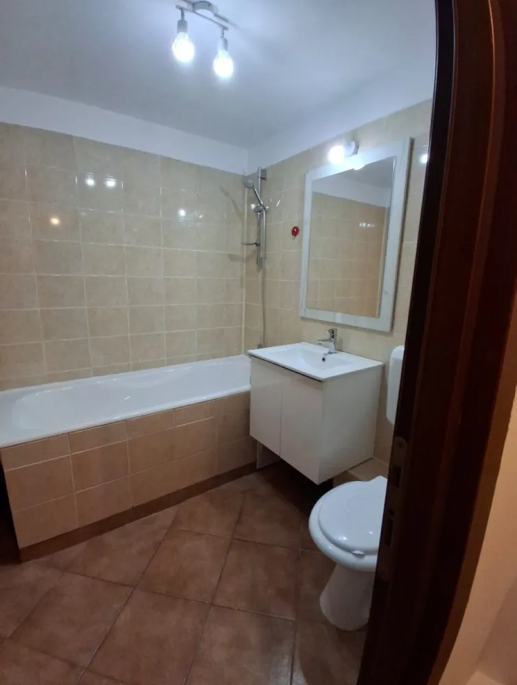 Inchiriez ap.2 cam Tei, Obor. - Prima inchiriere.
Ap.este renovat și mobilat complet. 
Bloc anvelopa, scara foarte curata.
Apartamentul este la etajul 2/8, bloc din 1982.
Cu vedere pe spate, intrarea se face din strada Teiul Doamnei ( cartier Colentina). 
Statie STB în fata scării, aproape de metrou Obor și Stefan cel Mare. Se poate ajunge ușor în zona business Pipera.
Aproape de parcul Tei și Plumbuita.
Merita vizionat, nu veți regreta!
Proprietar, nu colaborez cu agenții.